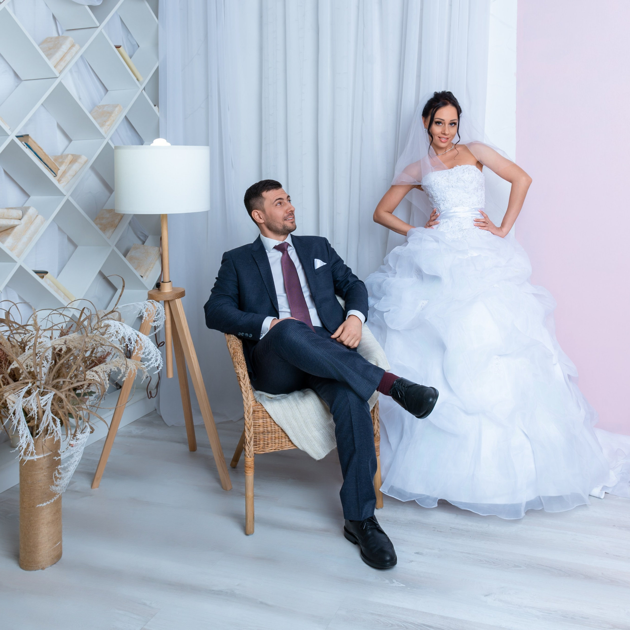 Что делать если на свадьбе будет дождь? Как провести красивую и сухую фотосессию? Я фотограф Павел Коротков - расскажу вам как мы это сделаем красиво и весело, нам точно не надо топтаться по лужам и месить снег. Забронируйте дату своей свадьбы написав в мессенджер фотографу 8(926)706-36-21