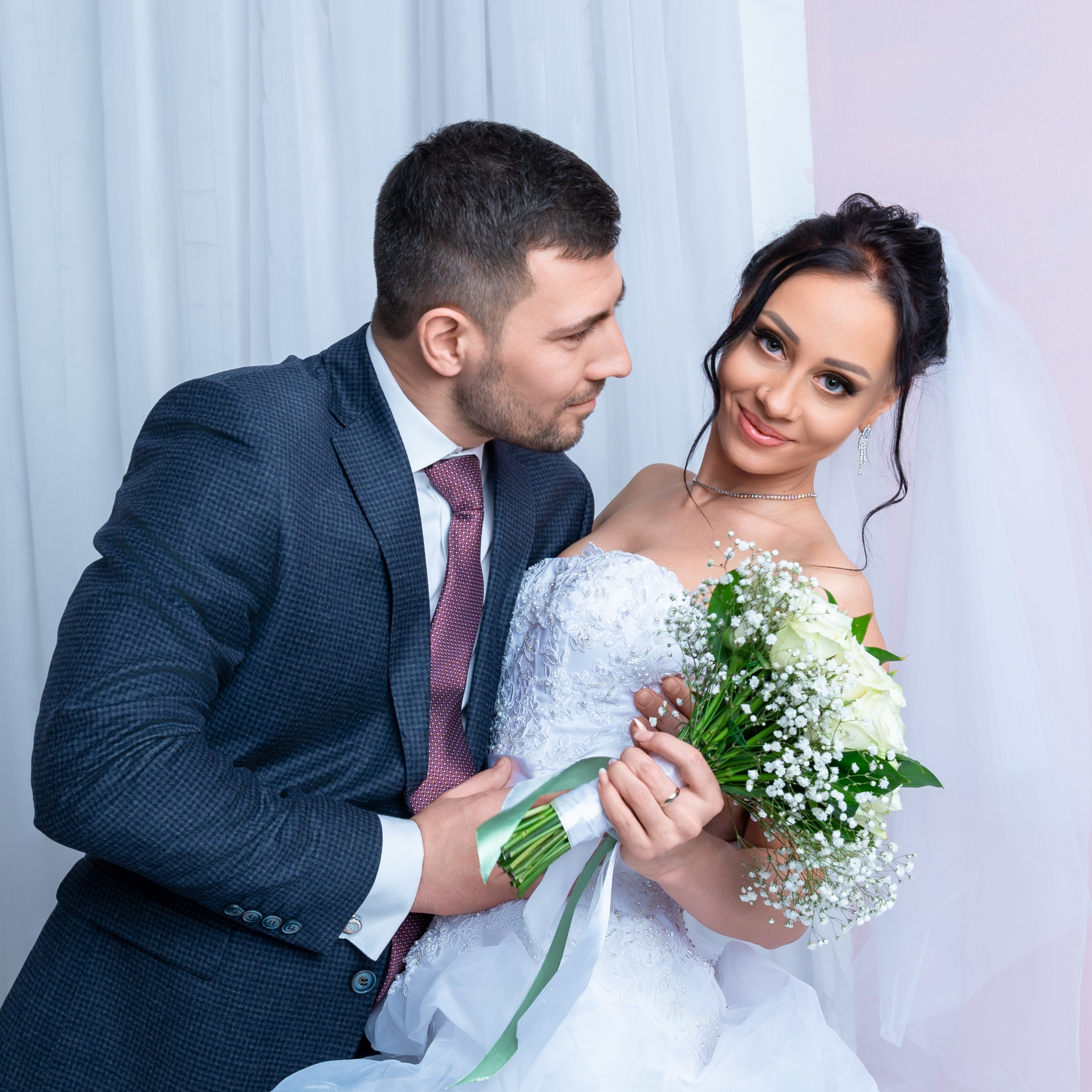 Забронировать дату сухой и весёлой свадебной фотосессии у фотографа Павла Короткова. В день свадьбы дождь и снег - не переживайте - всё будет комфортно и не стандартно.