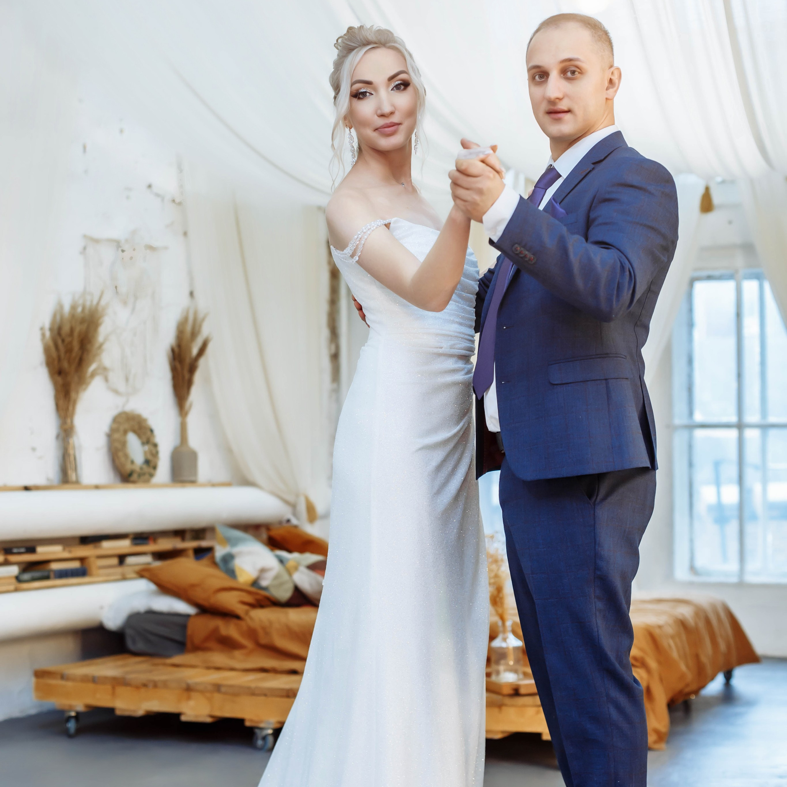 Фотограф и видеограф в одном лице снимает свадебную фотосессию, выгодно и красиво, трогательно и ненавязчиво, запись на съёмке к фото видео мастеру через мессенджер на странице сайта 8(926)706-36-21