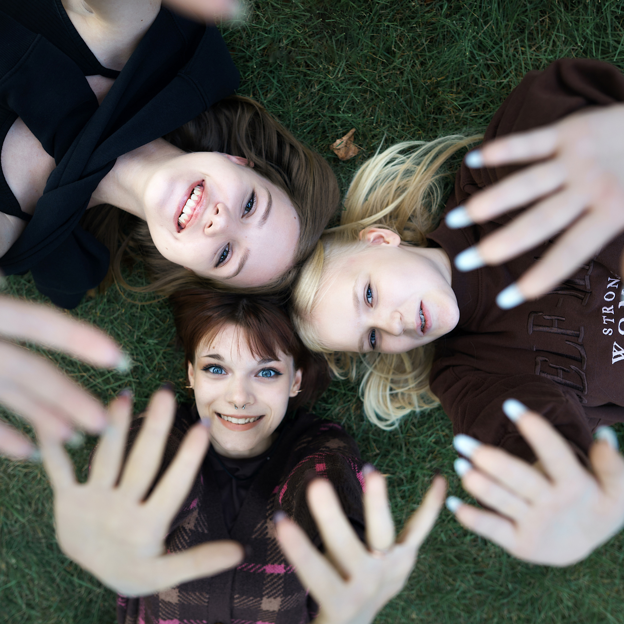 выпускницы на зеленой траве , живое фото