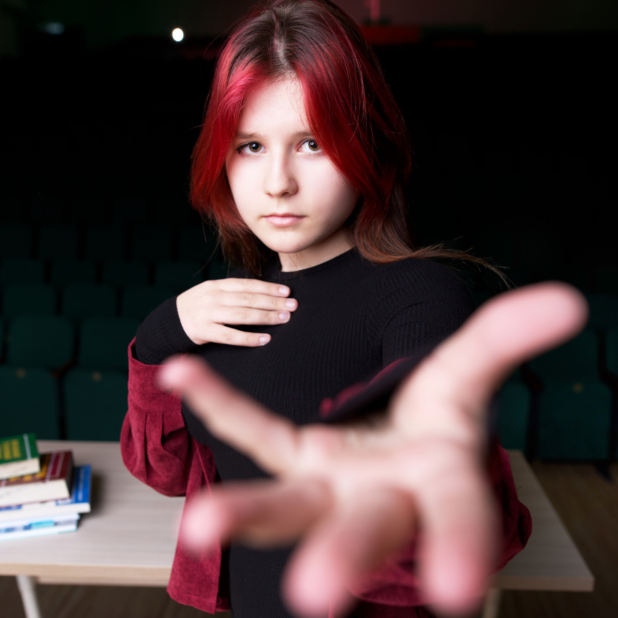 нестандартный портрет для девушки , выпускная съемка в актовом зале для 9 класса