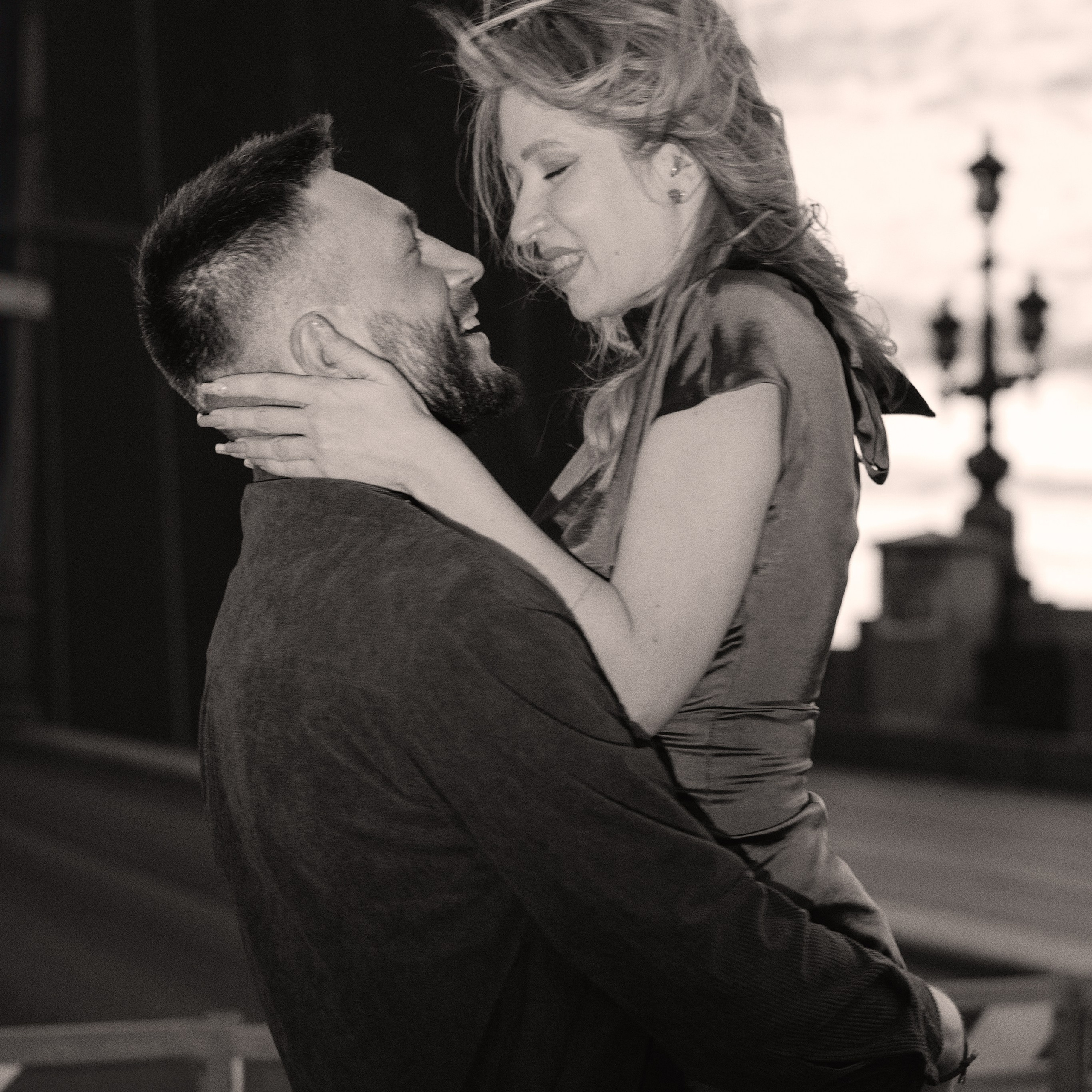 Ночная фотопрогулка на фоне мостов в Санкт-Петербурге