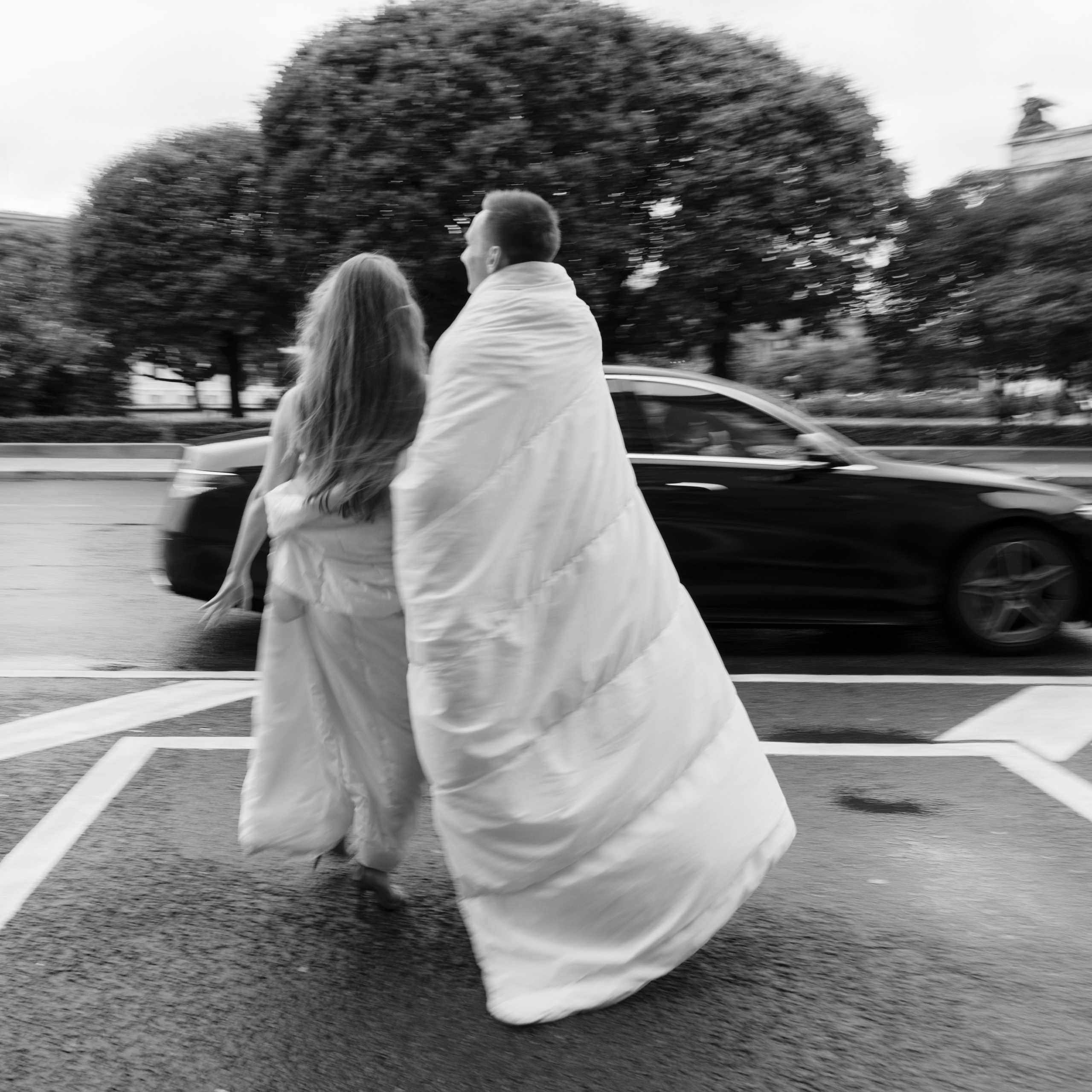 Лавстори прогулка в одеялах по ночному городу летом в Санкт-Петербурге