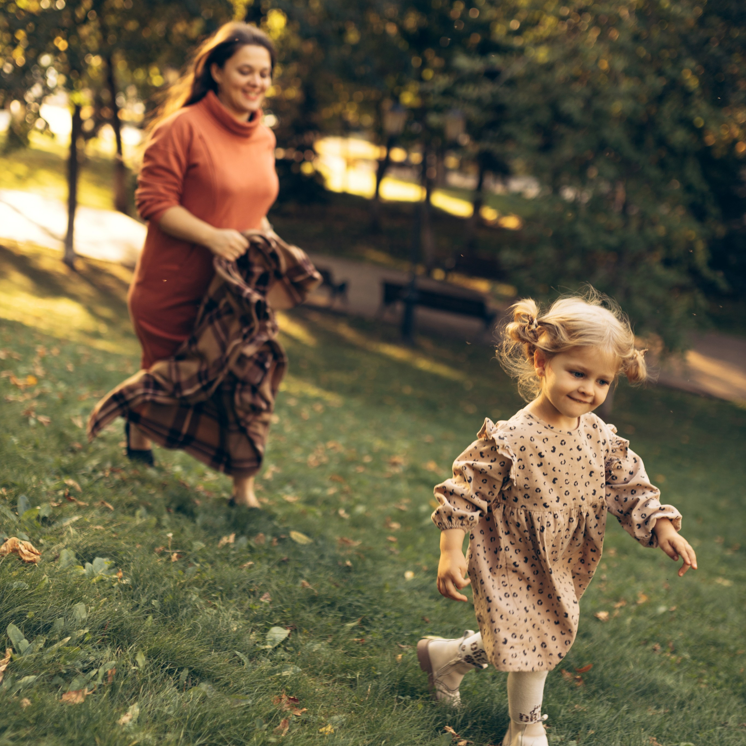 Мариша с мамой и осенью