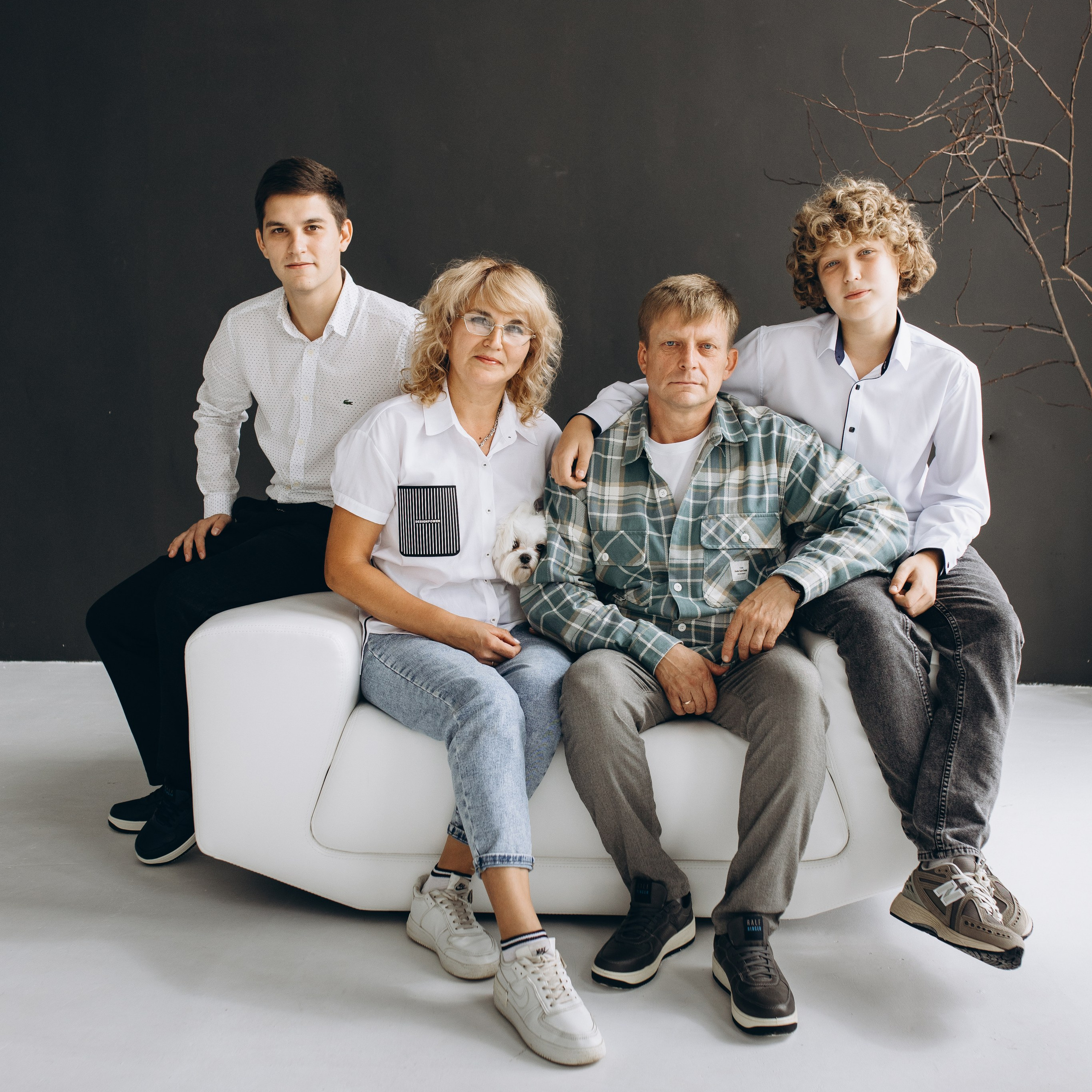 Семья в фотостудии