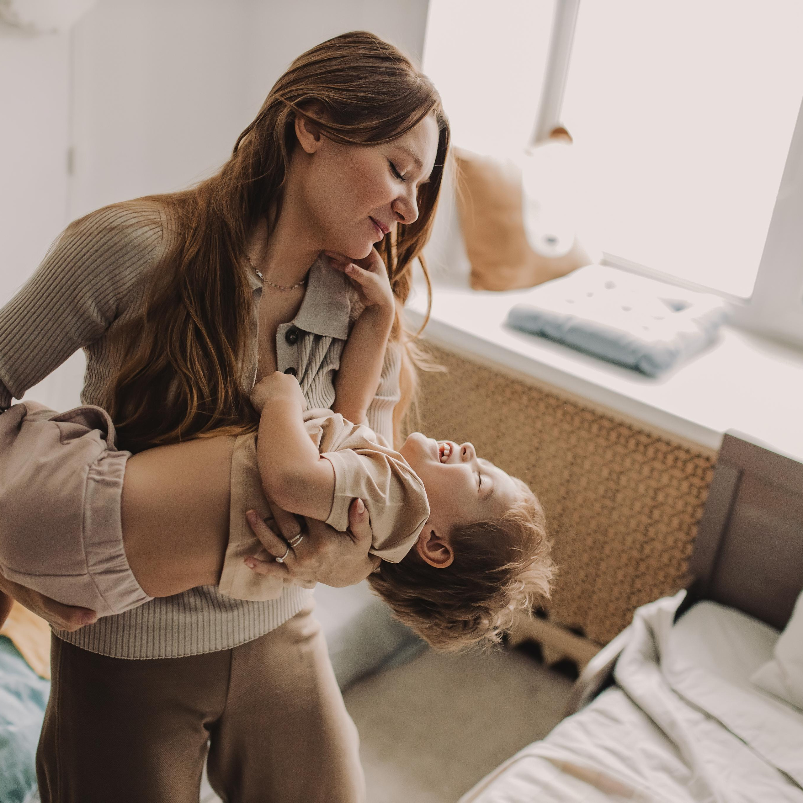 Домашняя фотосессия мама и сын