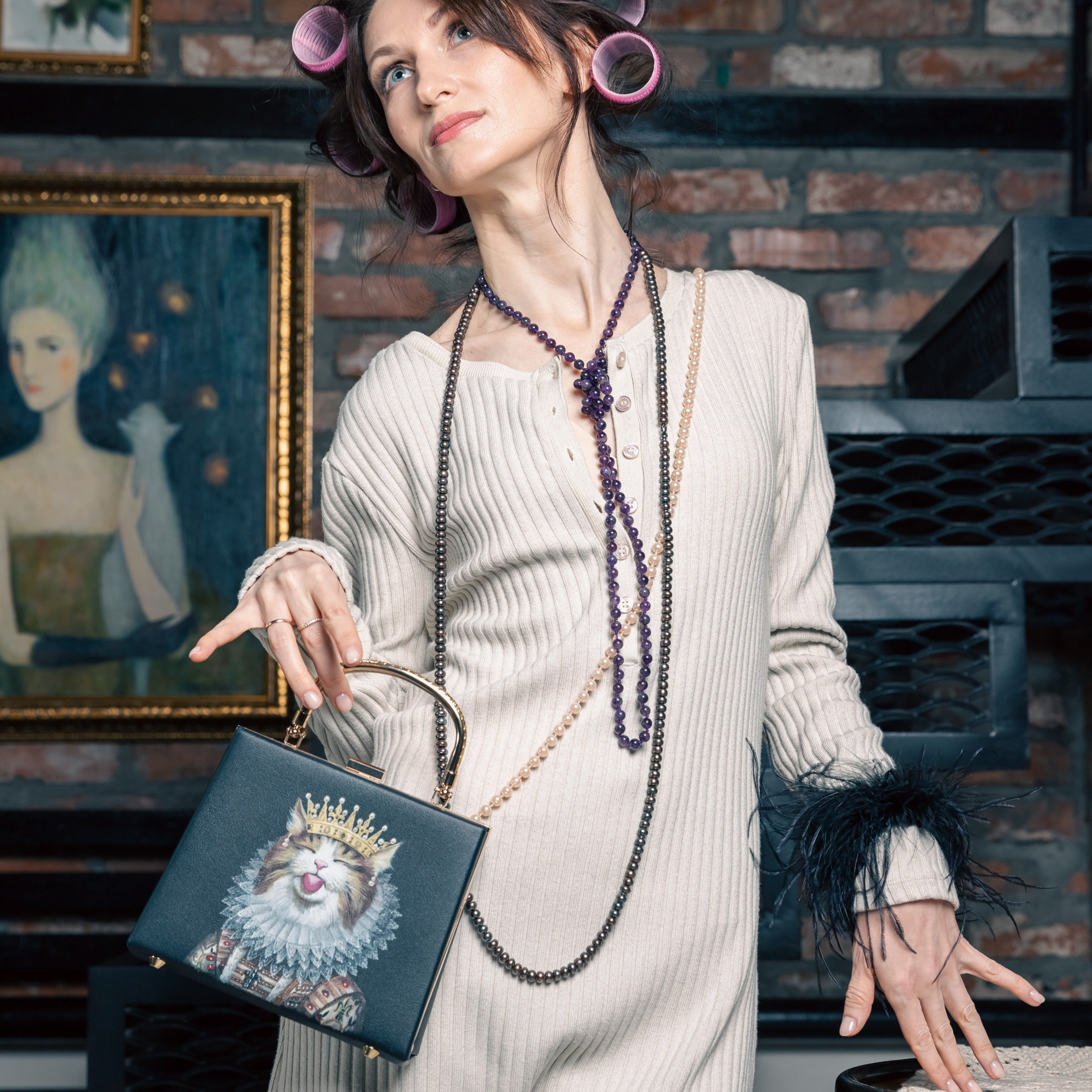 Эмоциональный кадр с товаром на модели