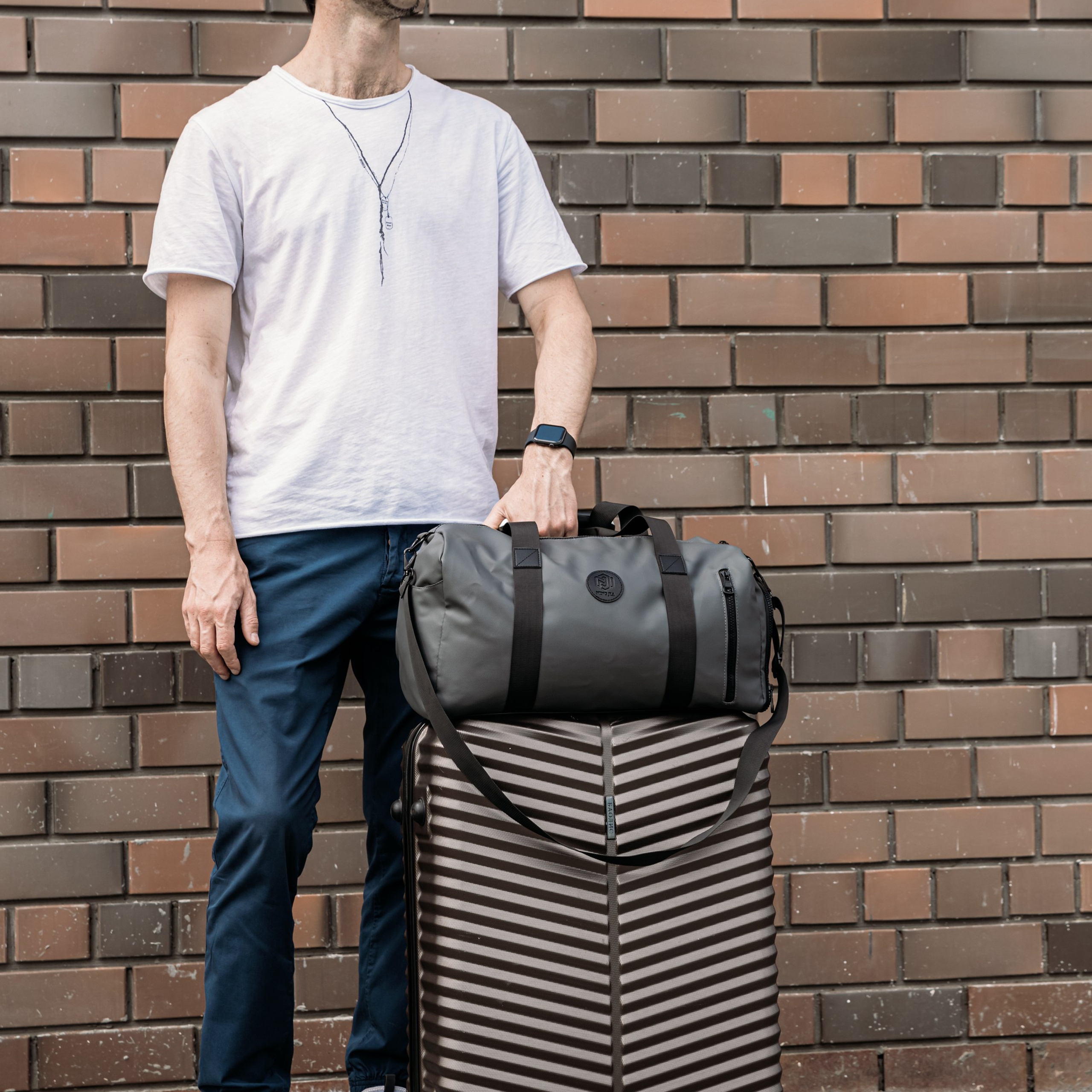 Модель с товаром на фоне однотонной стены