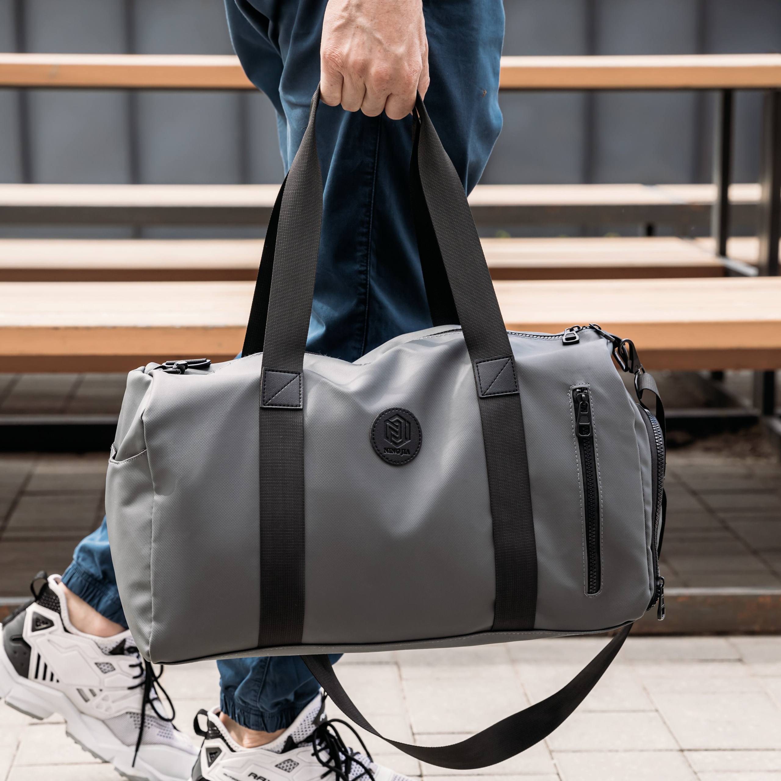 Фото товара в руке модели