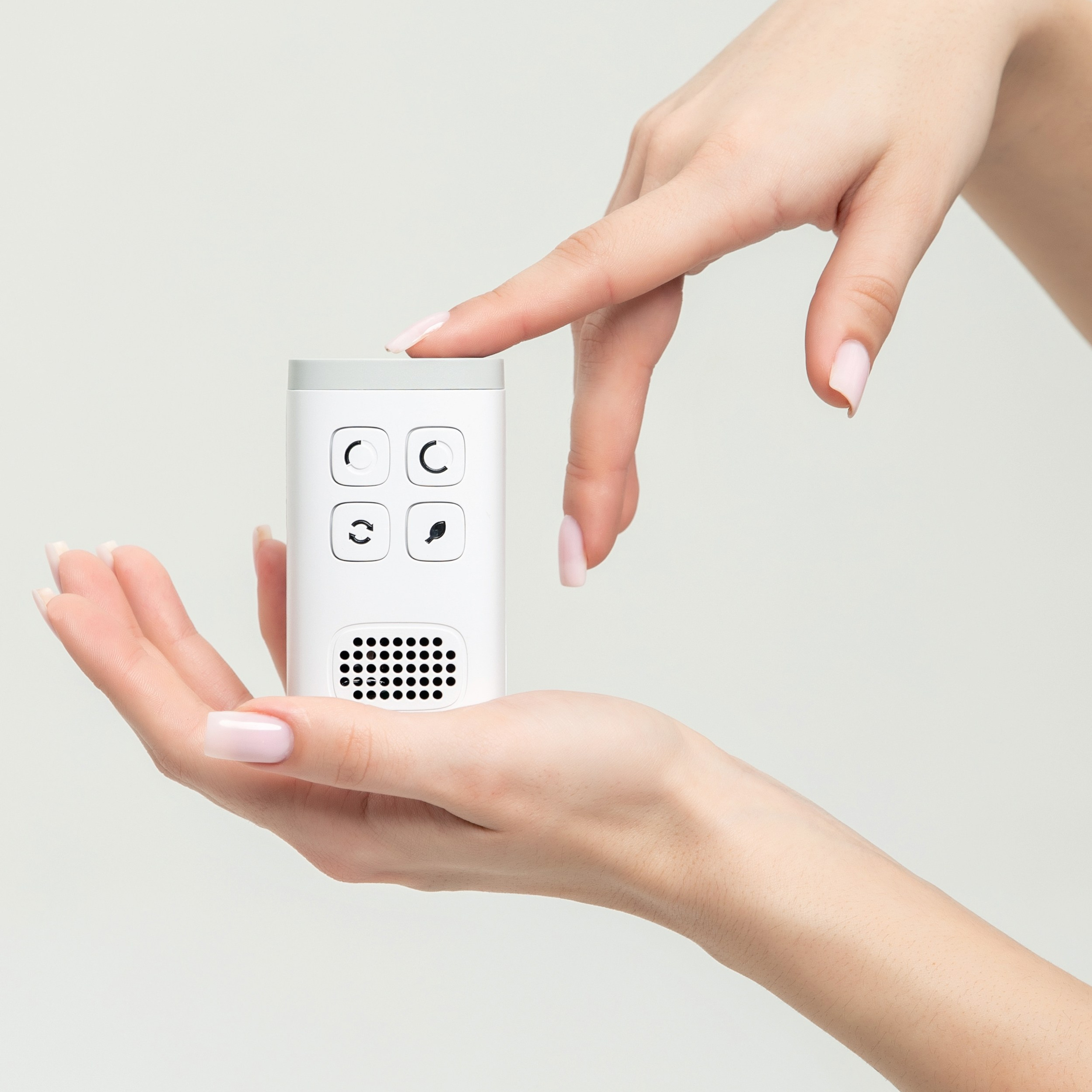 Мелкая техника в руке — демонстрация габаритов