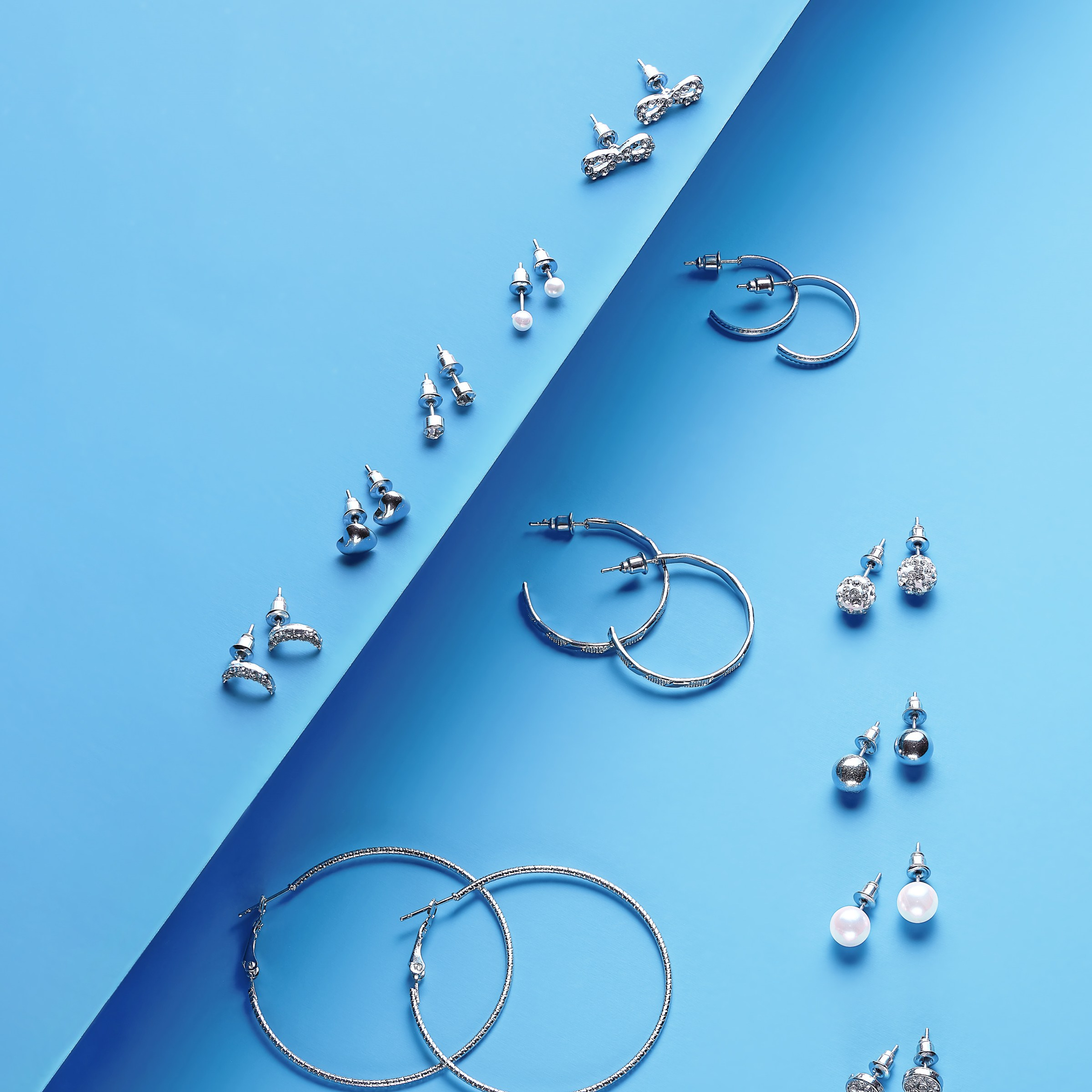 фото набора серёг со стразами на цветном фоне, предметный фотограф, карточка товара для маркетплейса