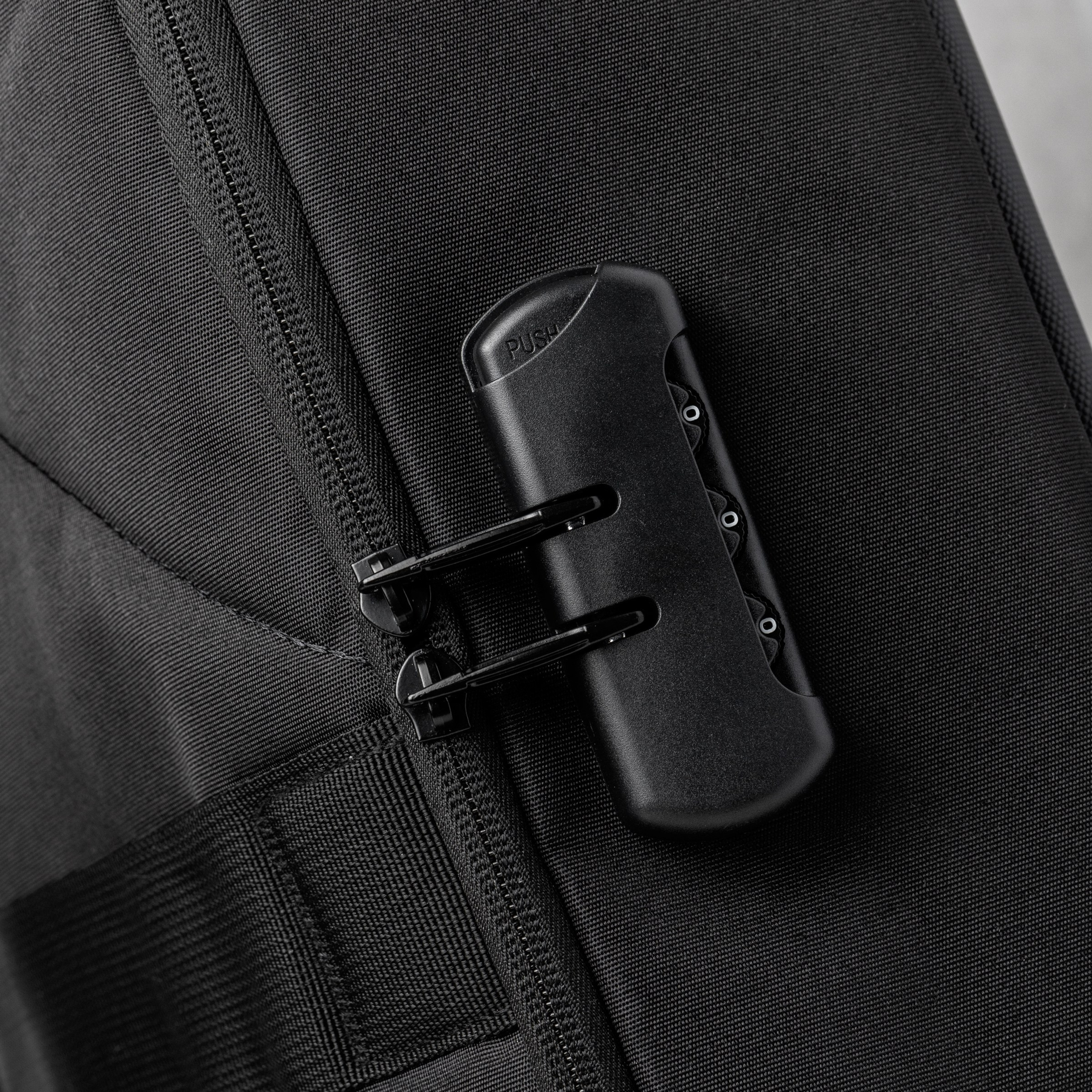 фото кодового замка на рюкзаке, съёмка для инфографики, карточка товара маркетплейса