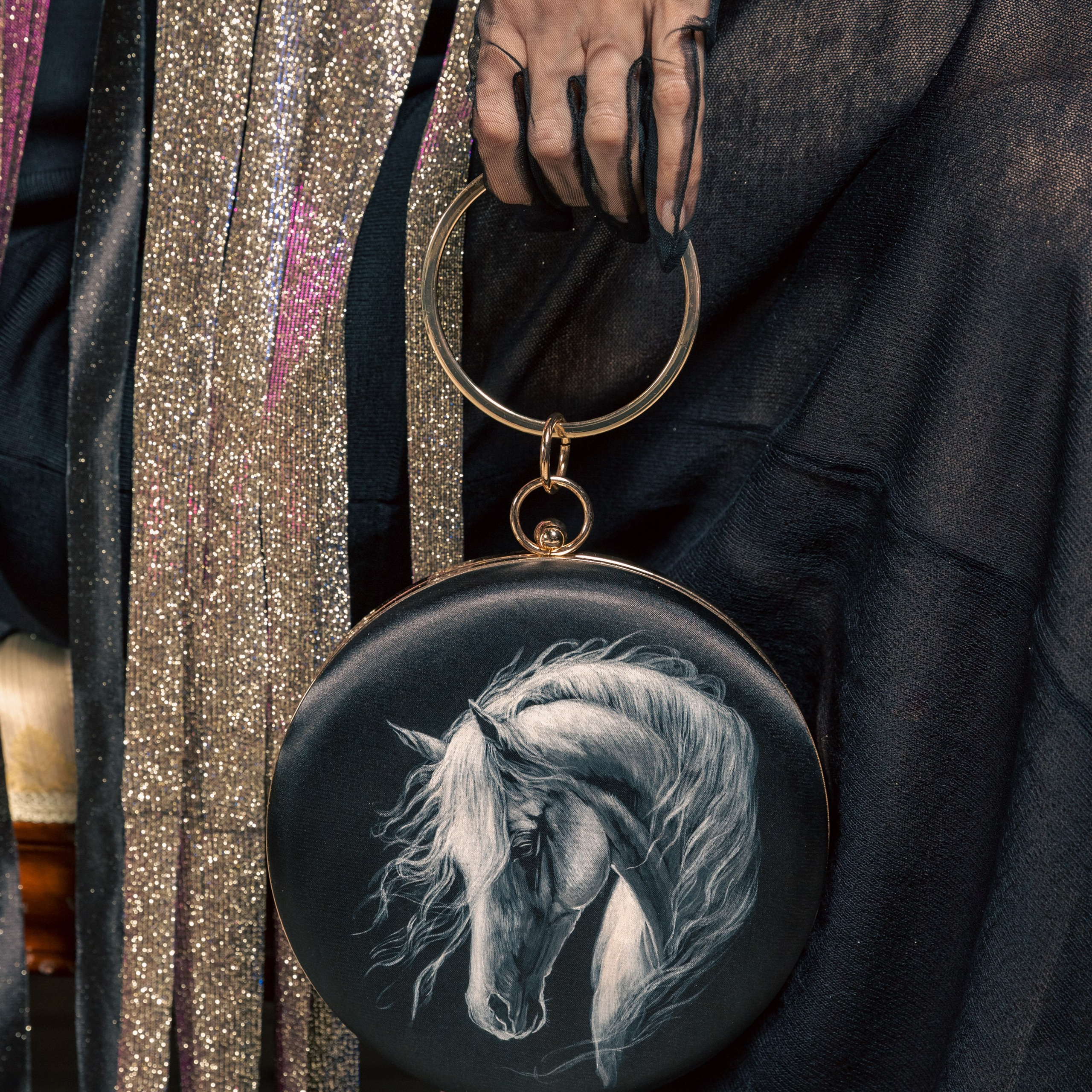 Товар в руке модели