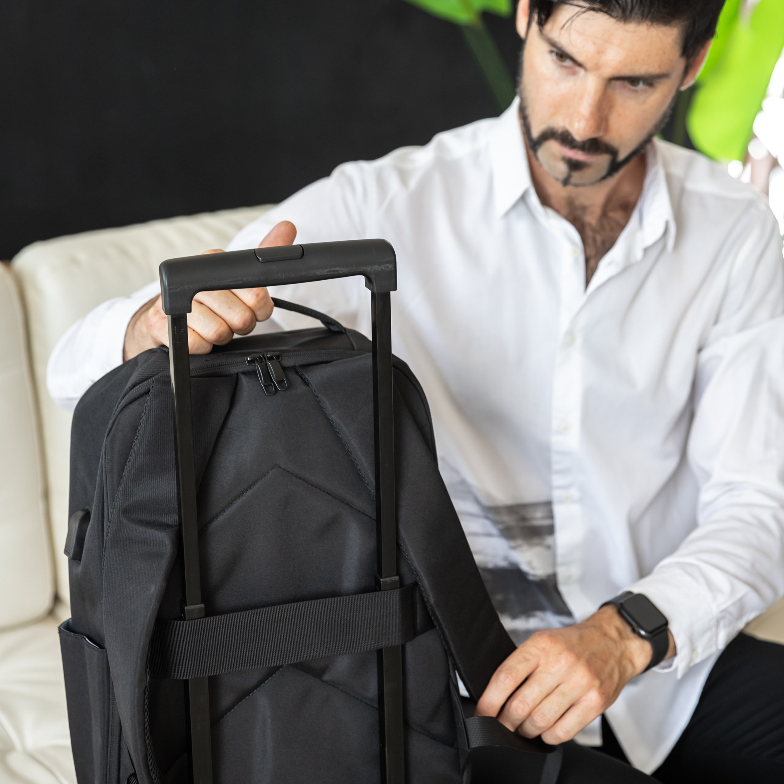 Модель сидит с товаром