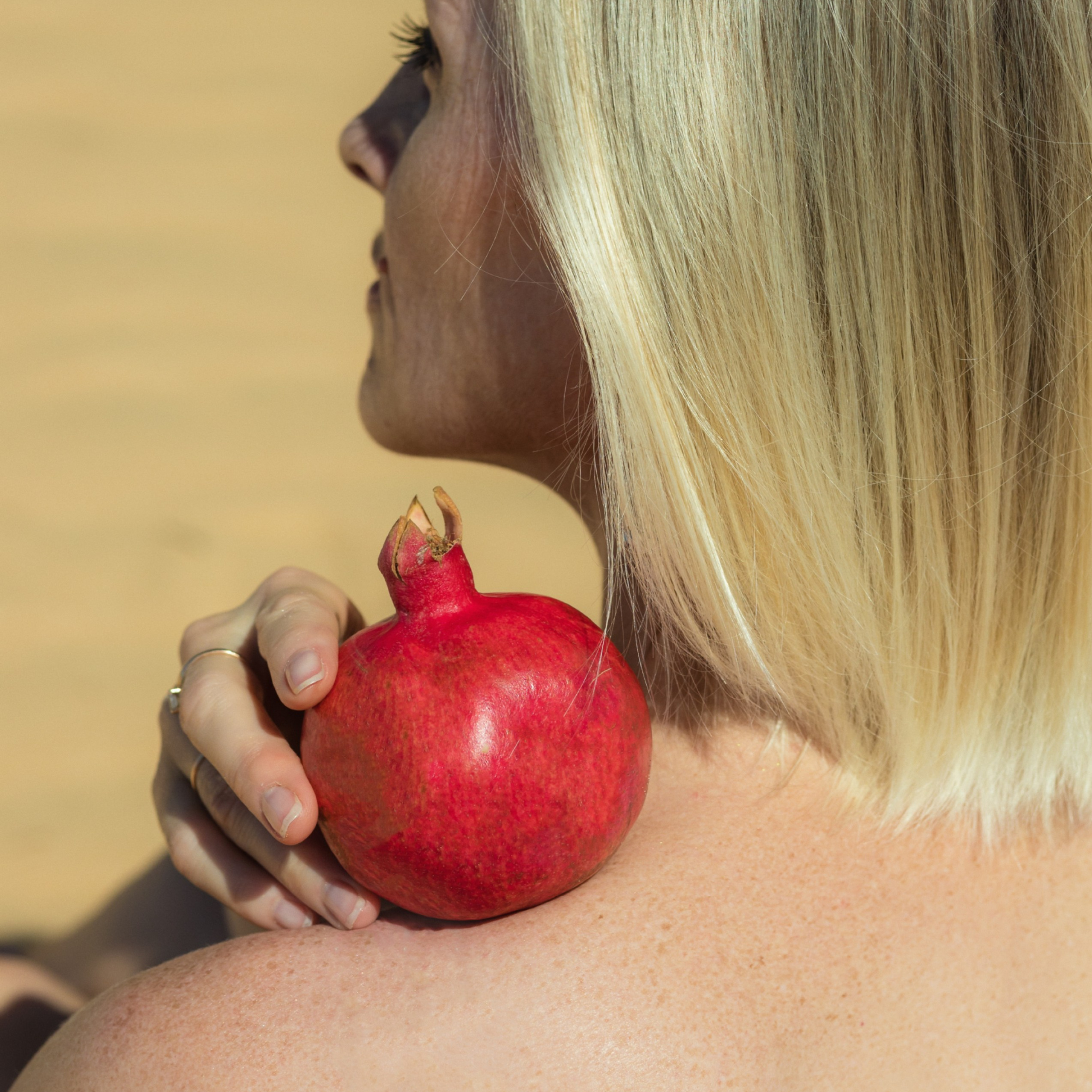 Модель с аксессуарами — стильный образ для маркетплейса