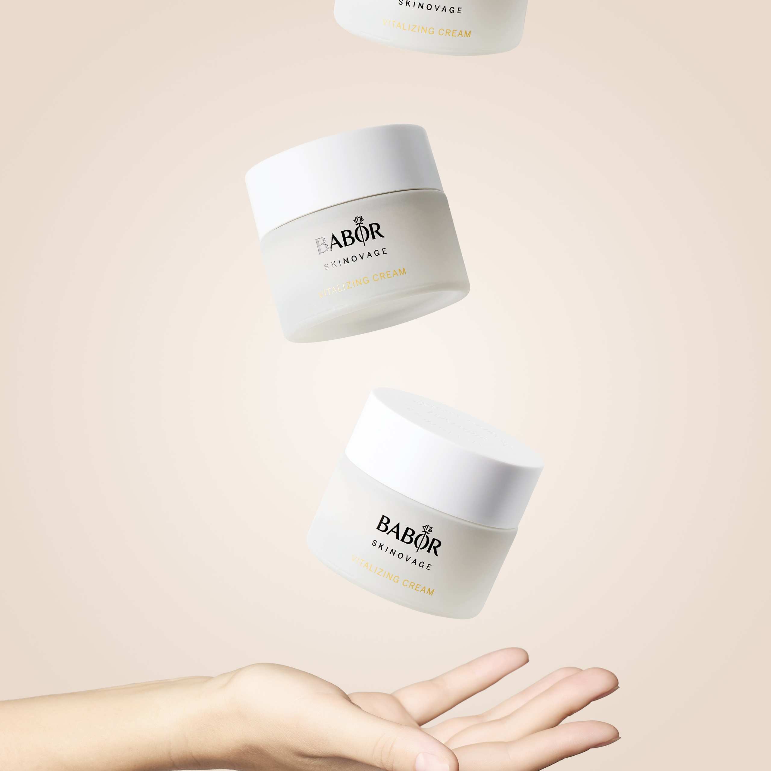 Фото крема в руке для карточки товара на Wildberries