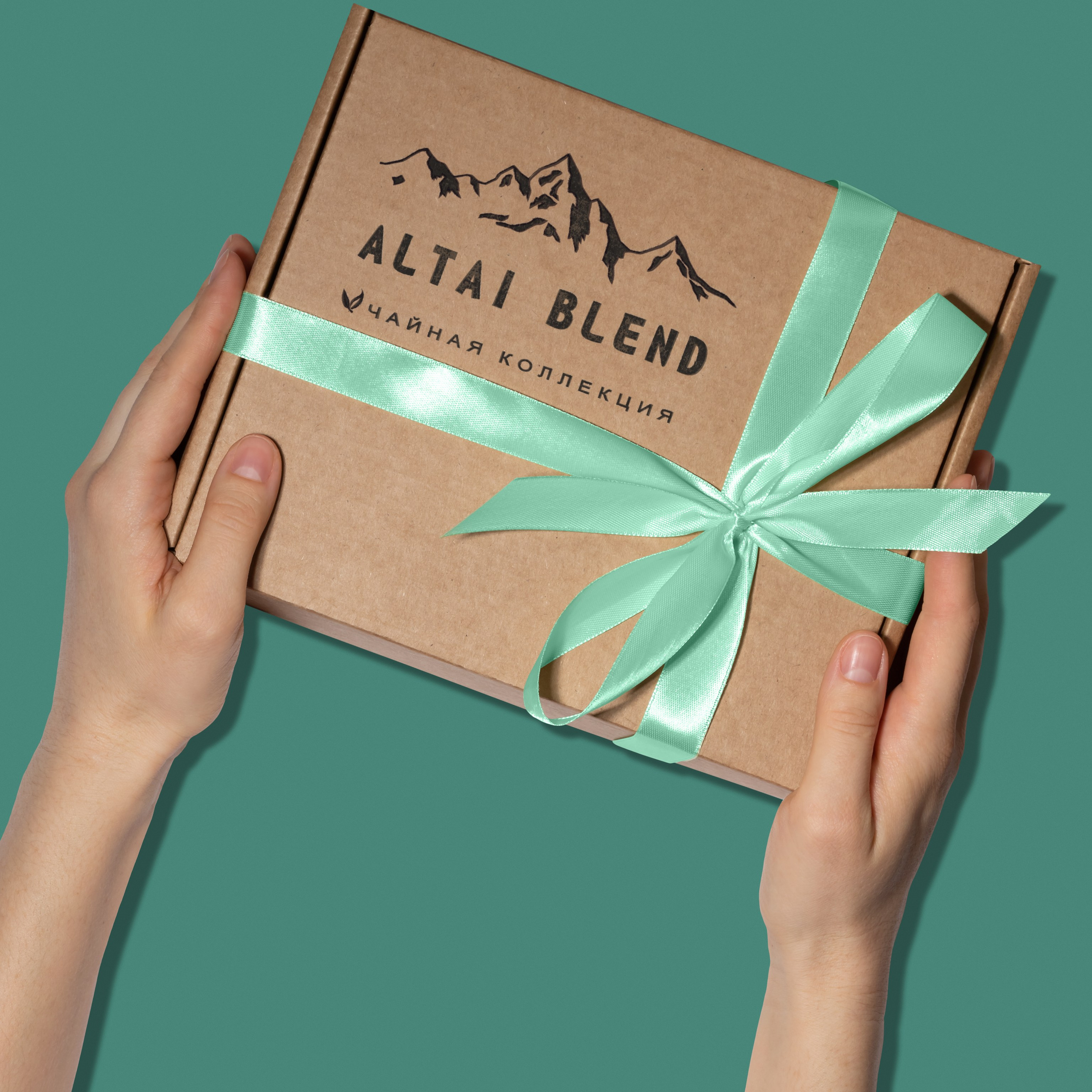 Фото упаковки в руке для демонстрации масштаба