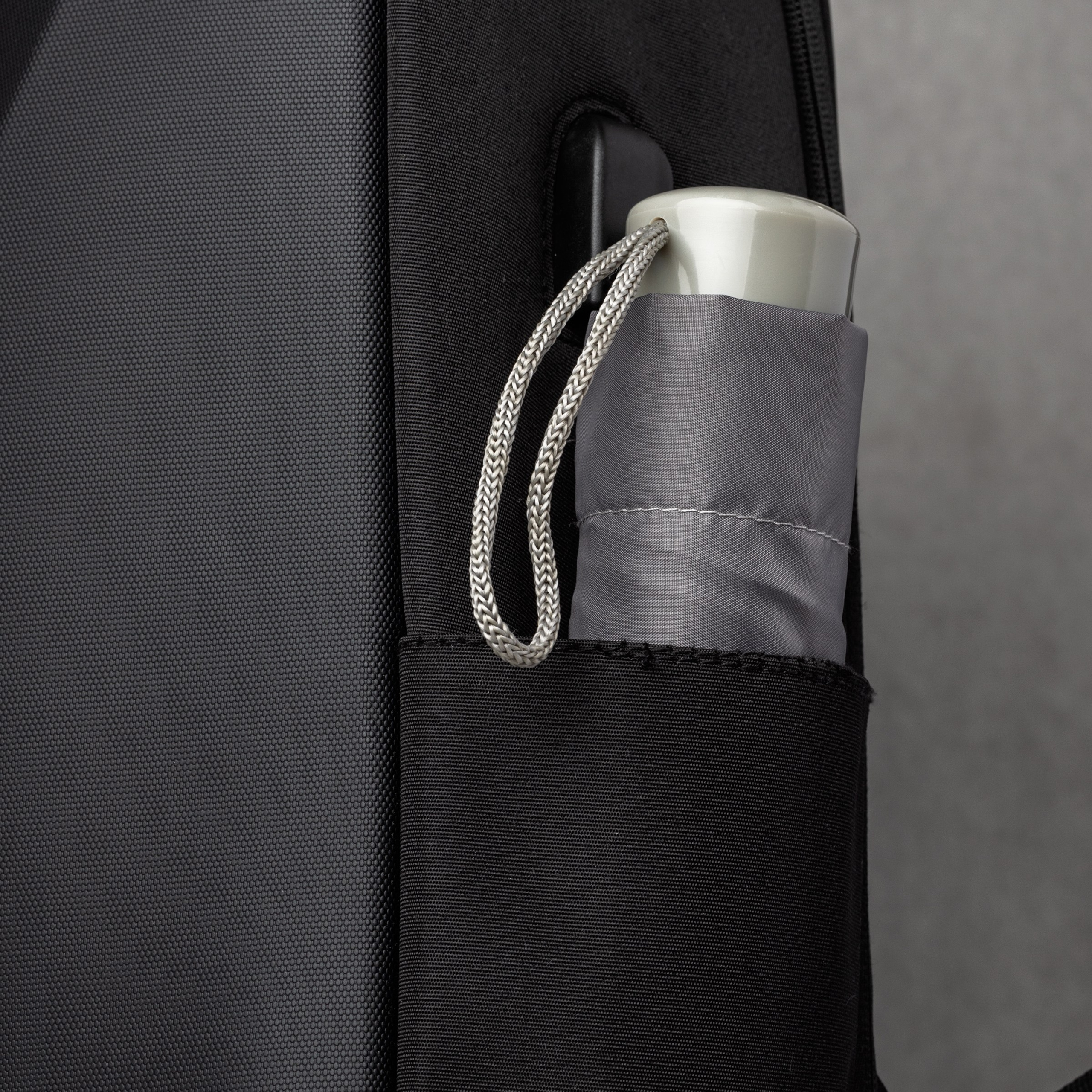 фото бокового кармана рюкзака, съёмка для инфографики, карточка товара маркетплейс