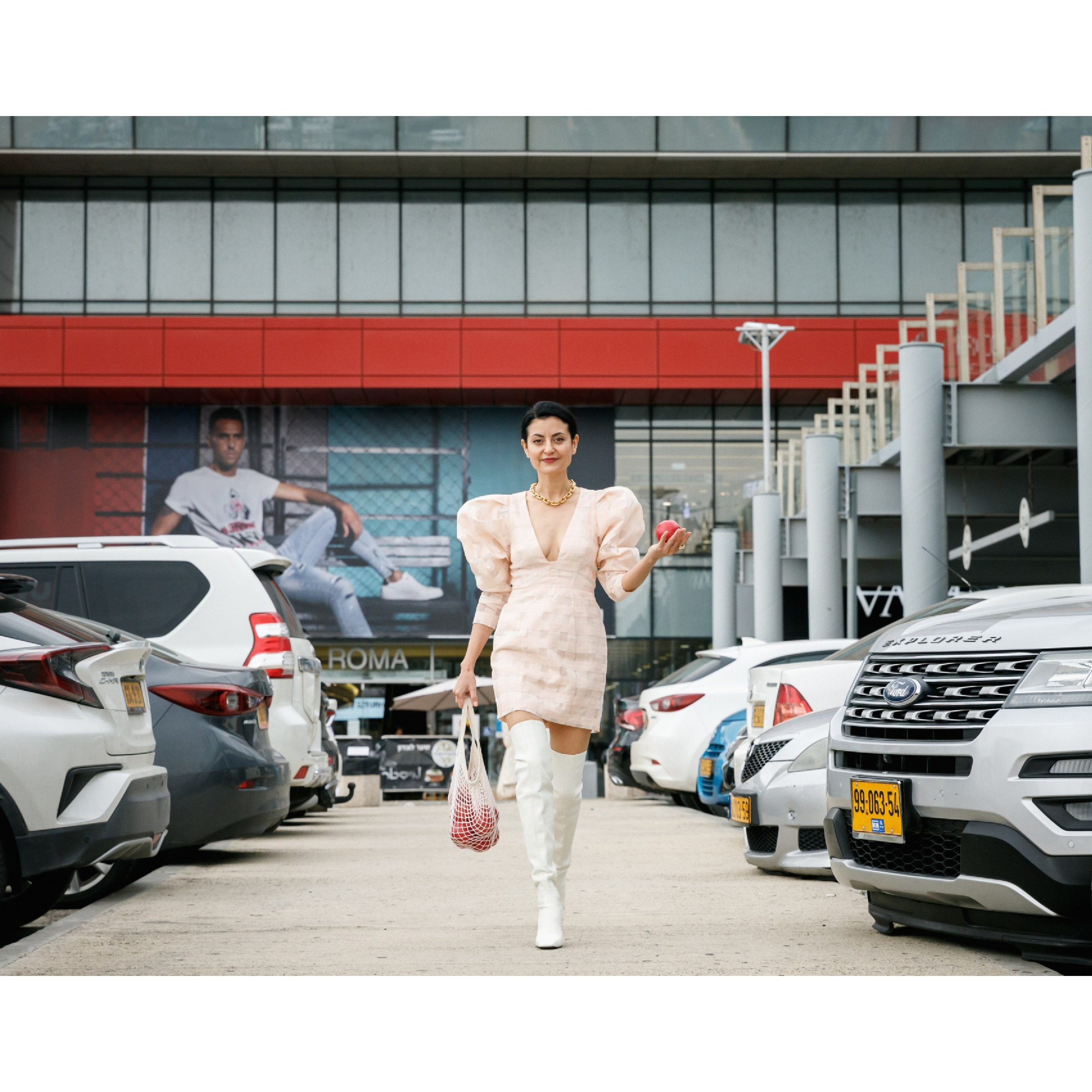 Фото платья на модели с естественным светом