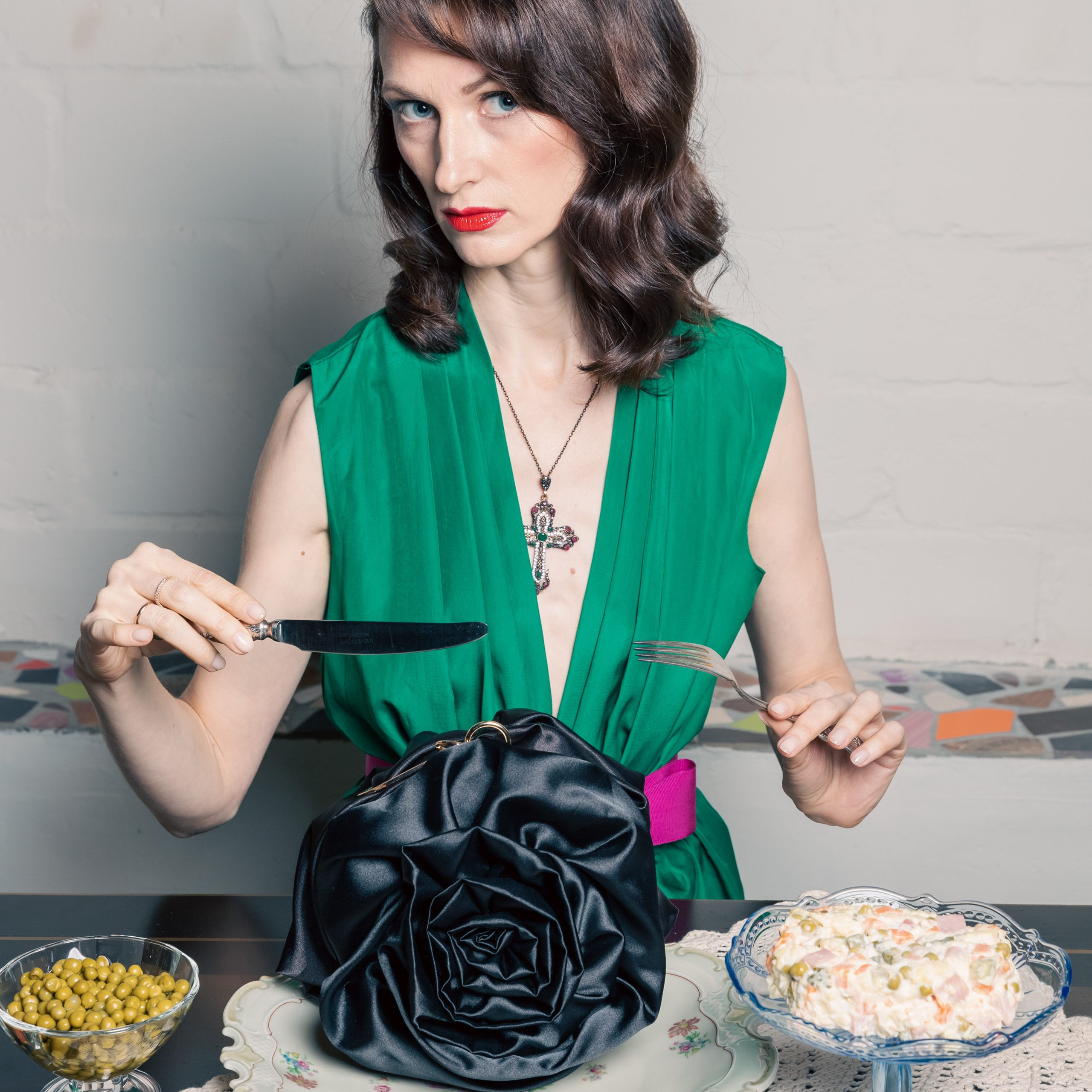 Креативное фото сумки с моделью