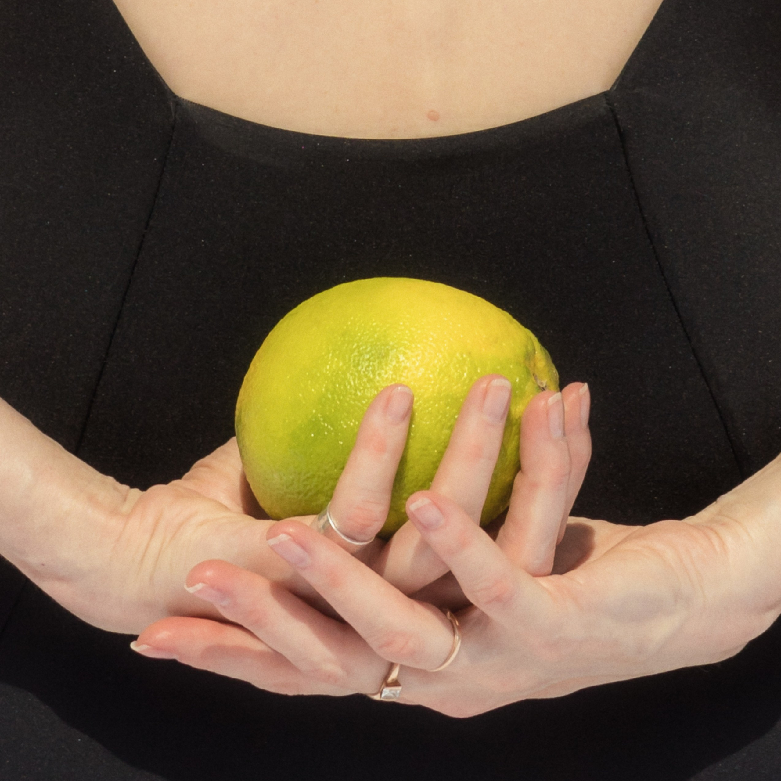 Фото комплекта белья на модели — деликатная подача