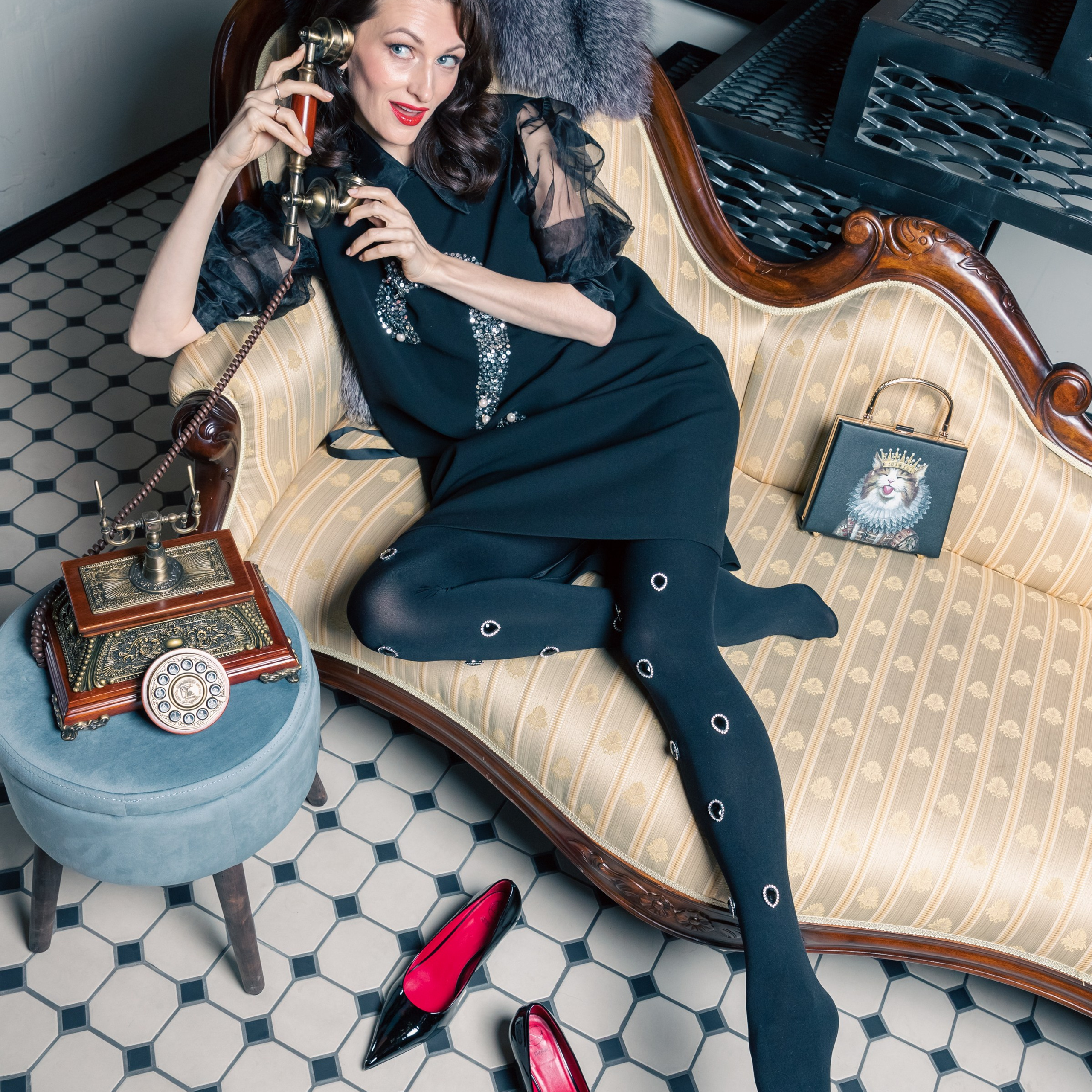 Фото товара в интерьере с моделью