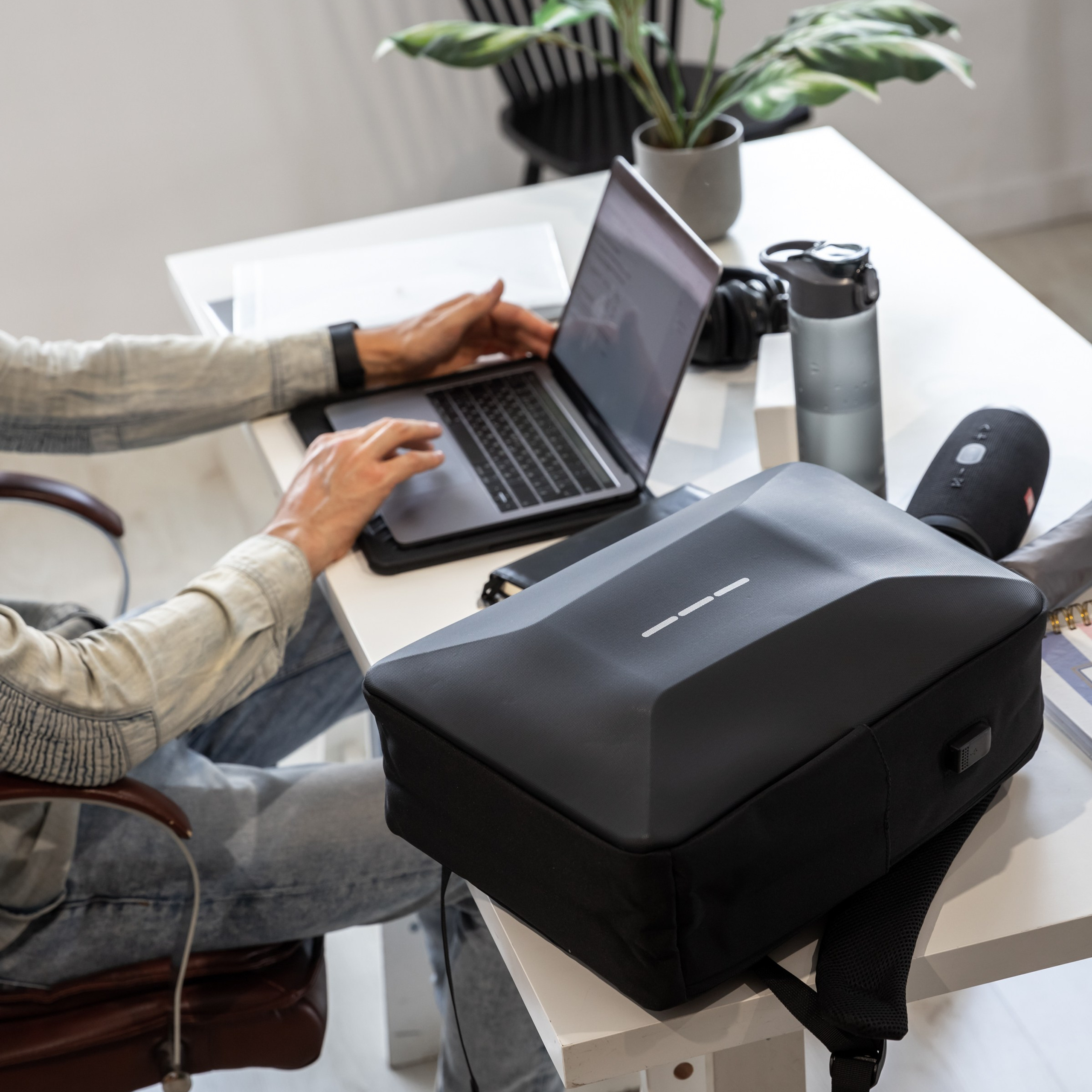 Товар в обстановке, модель частично в кадре