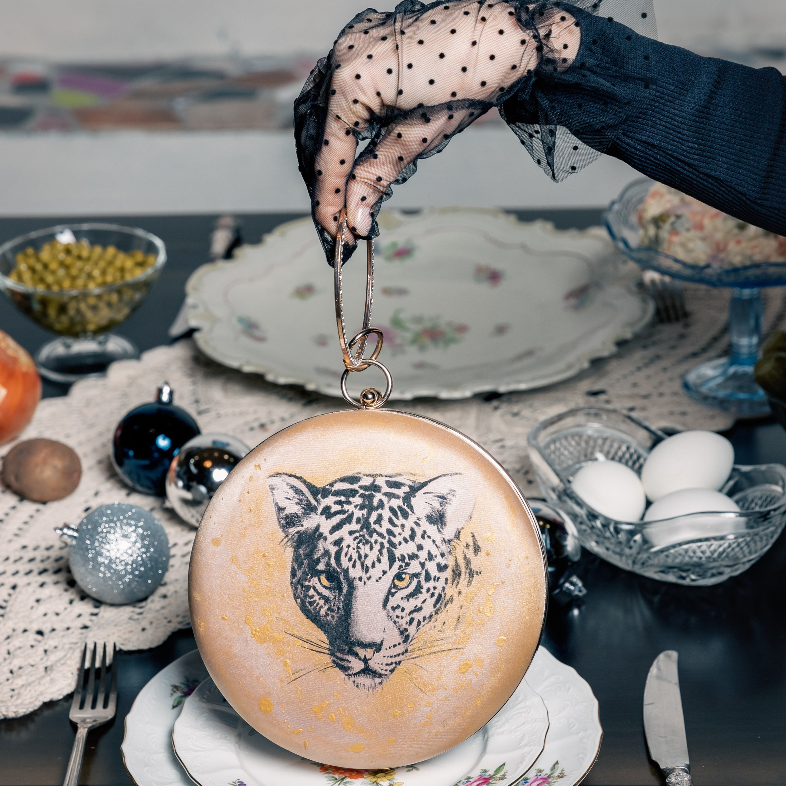 Крупный план модели с товаром в руке