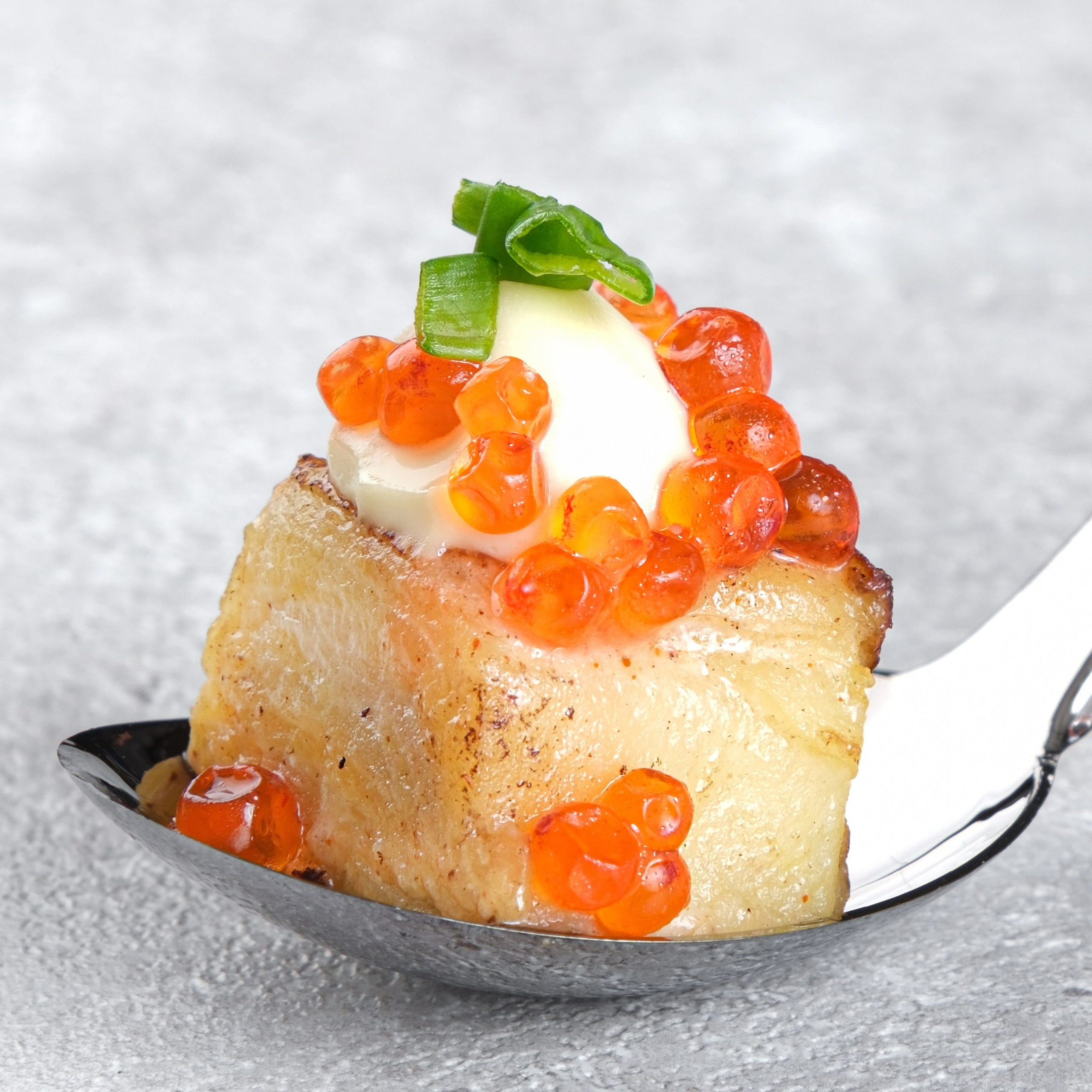 Закуска с икрой на светлом фоне | Профессиональный фуд фотограф СПб