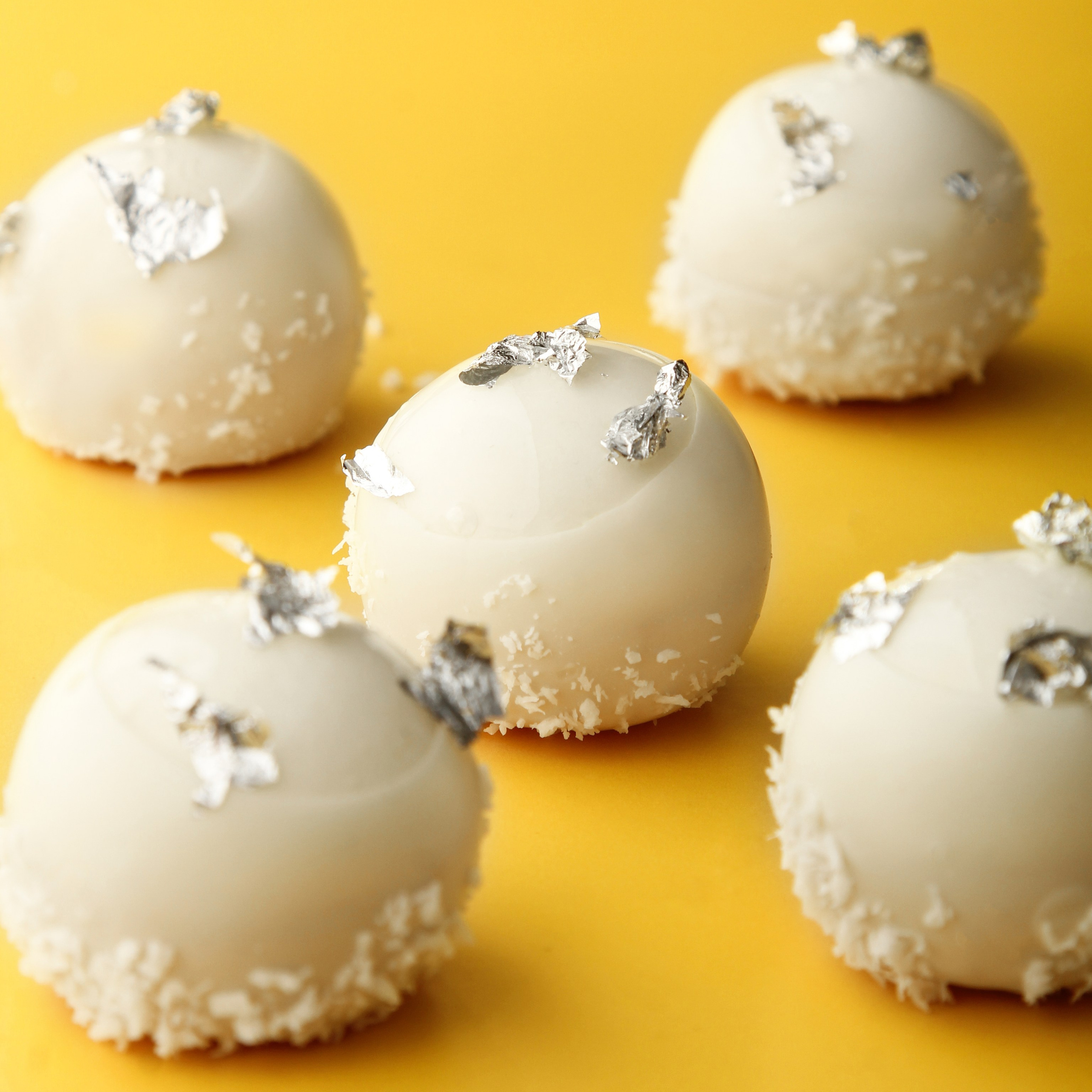 Белый авторский десерт на желтом, цветном фоне |Профессиональный фуд фотограф для премиального меню и кондитерских СПб