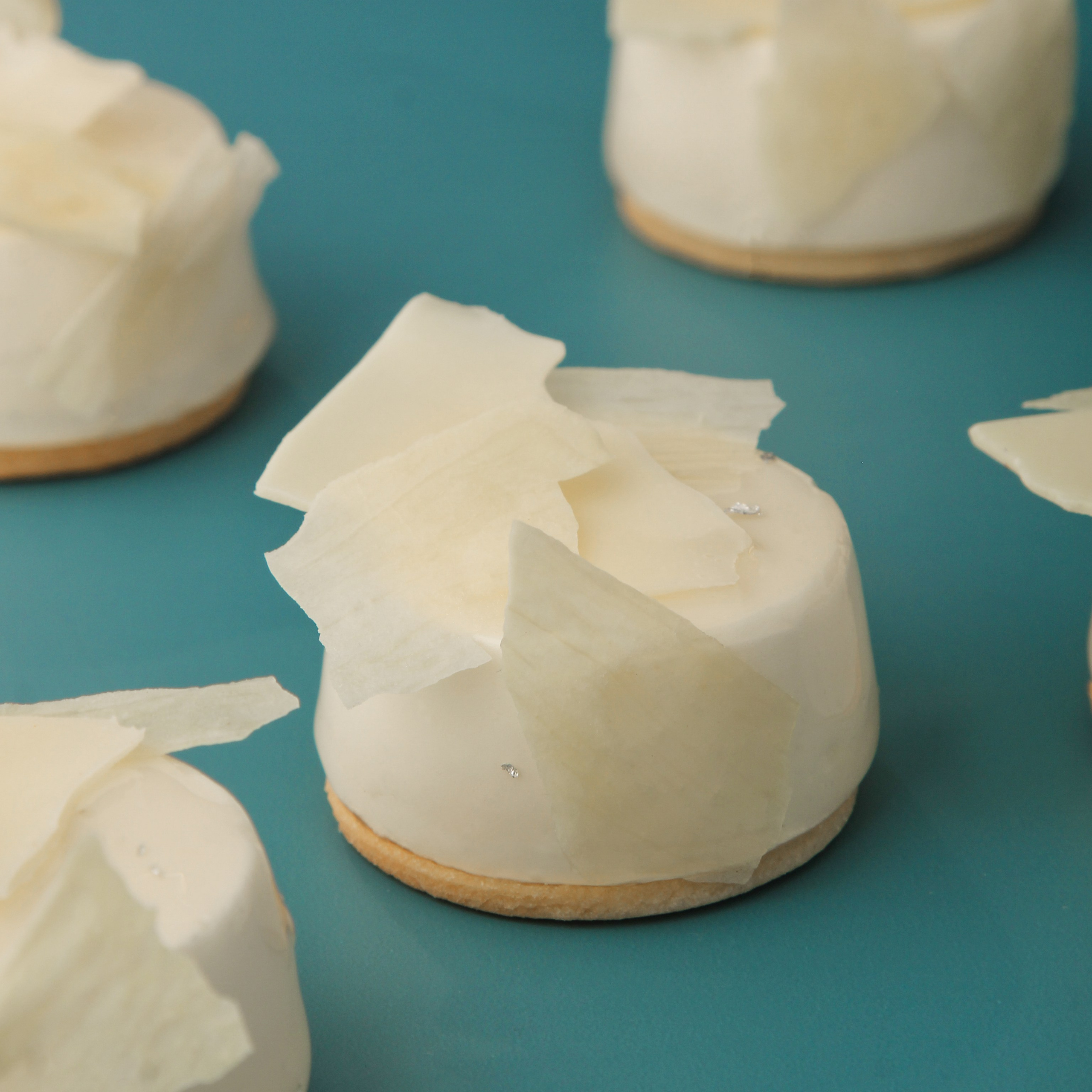 Очень вкусное пирожное на голубом фоне |Фуд фотограф для кондитерских СПб