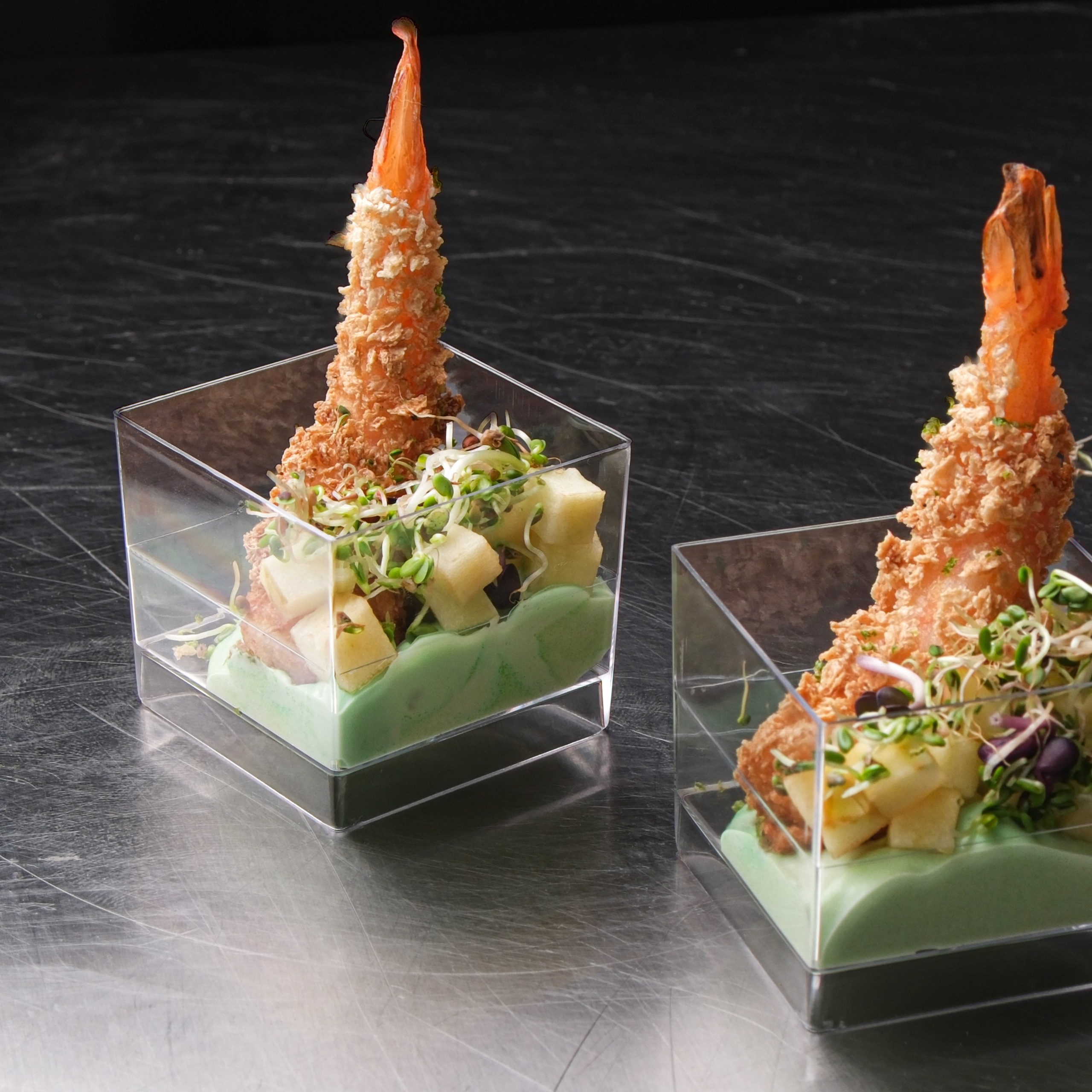 Аппетитные закуски с креветками на металлическом фоне |Food fashion | Профессиональный фуд фотограф для премиального меню СПб