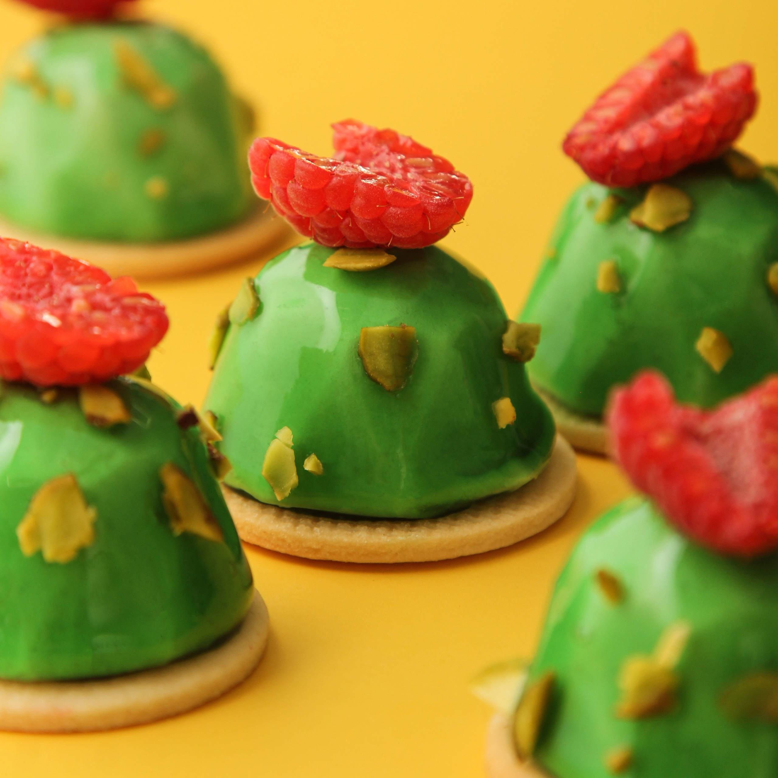 Яркий зеленый десерт на желтом фоне | Профессиональная фуд съемка СПб для кондитерских и ресторанов