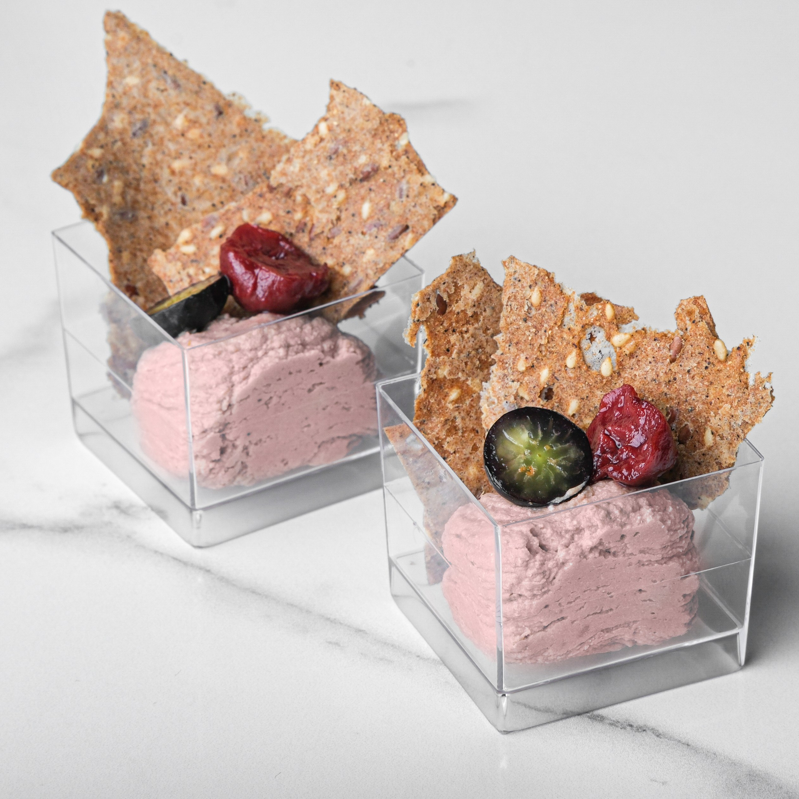 Закуска с паштетом на мраморном фоне | Профессиональная фуд съемка СПб для ресторанов и быстро 