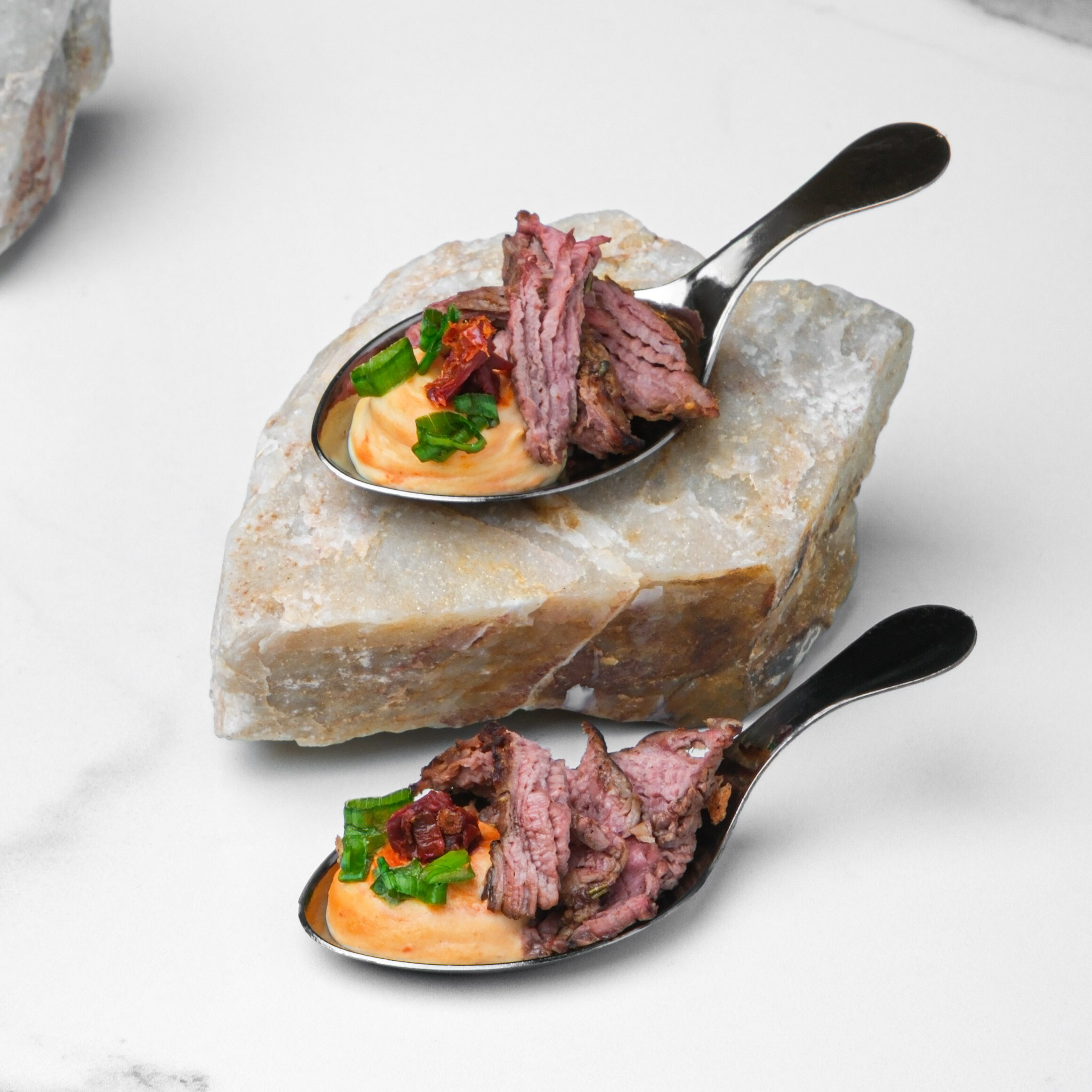 Аппетитные закуски с мясом и желтком на белом мраморе | Профессиональный фуд фотограф СПб для ресторанов и кафе