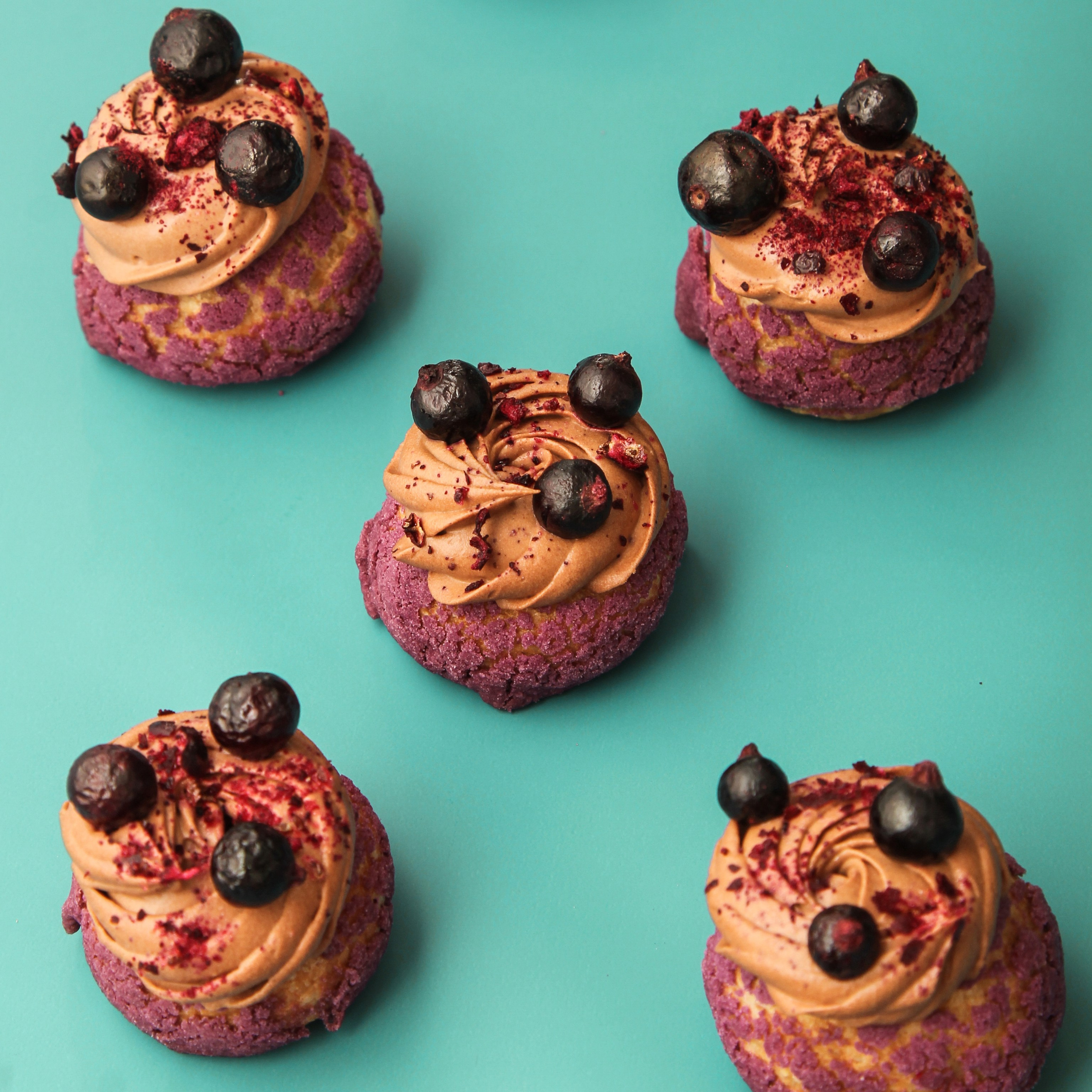 Аппетитные пирожные с голубикой на голубом, цветном фоне|Профессиональный фуд фотограф для премиального меню и кондитерских СПб
