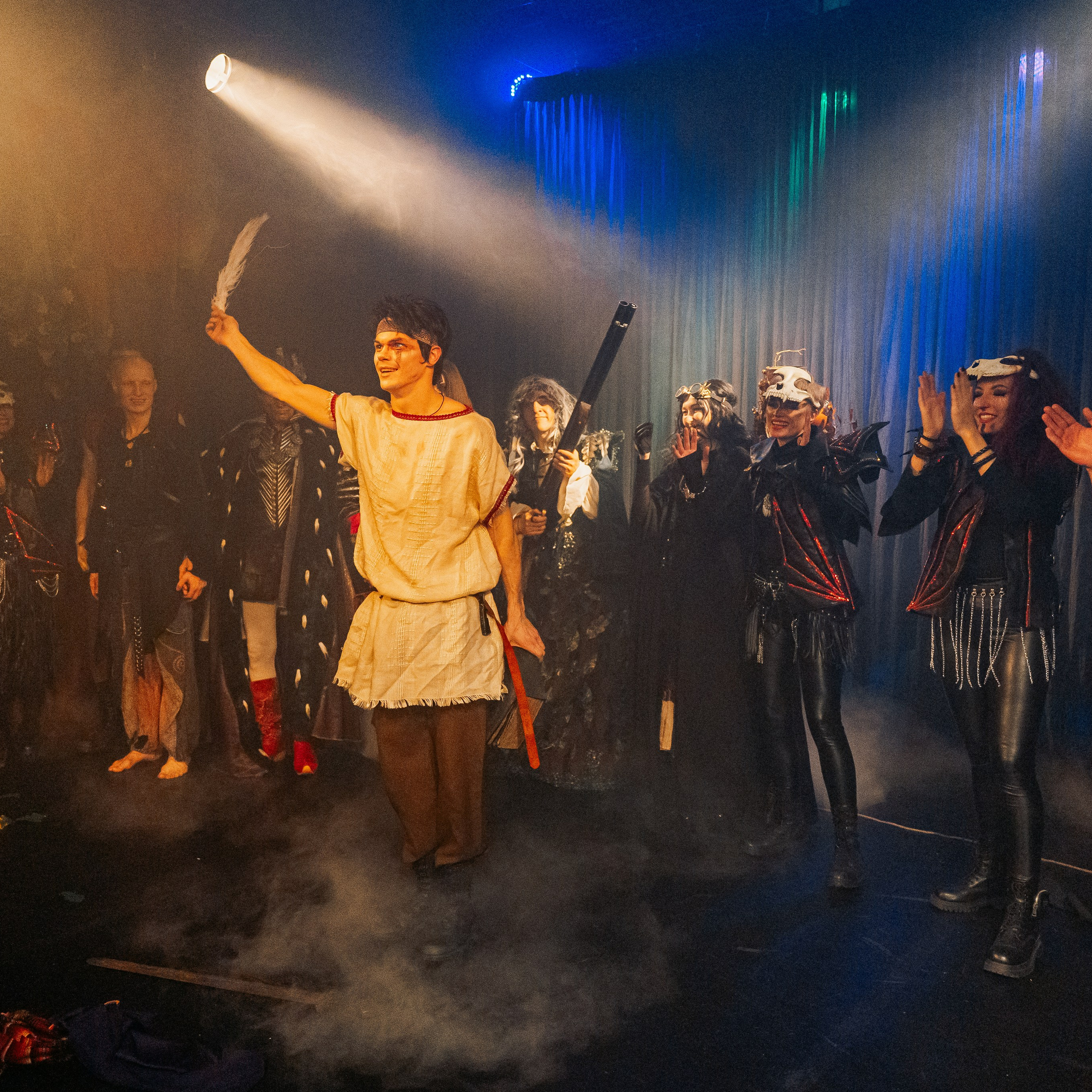 Шут на сцене