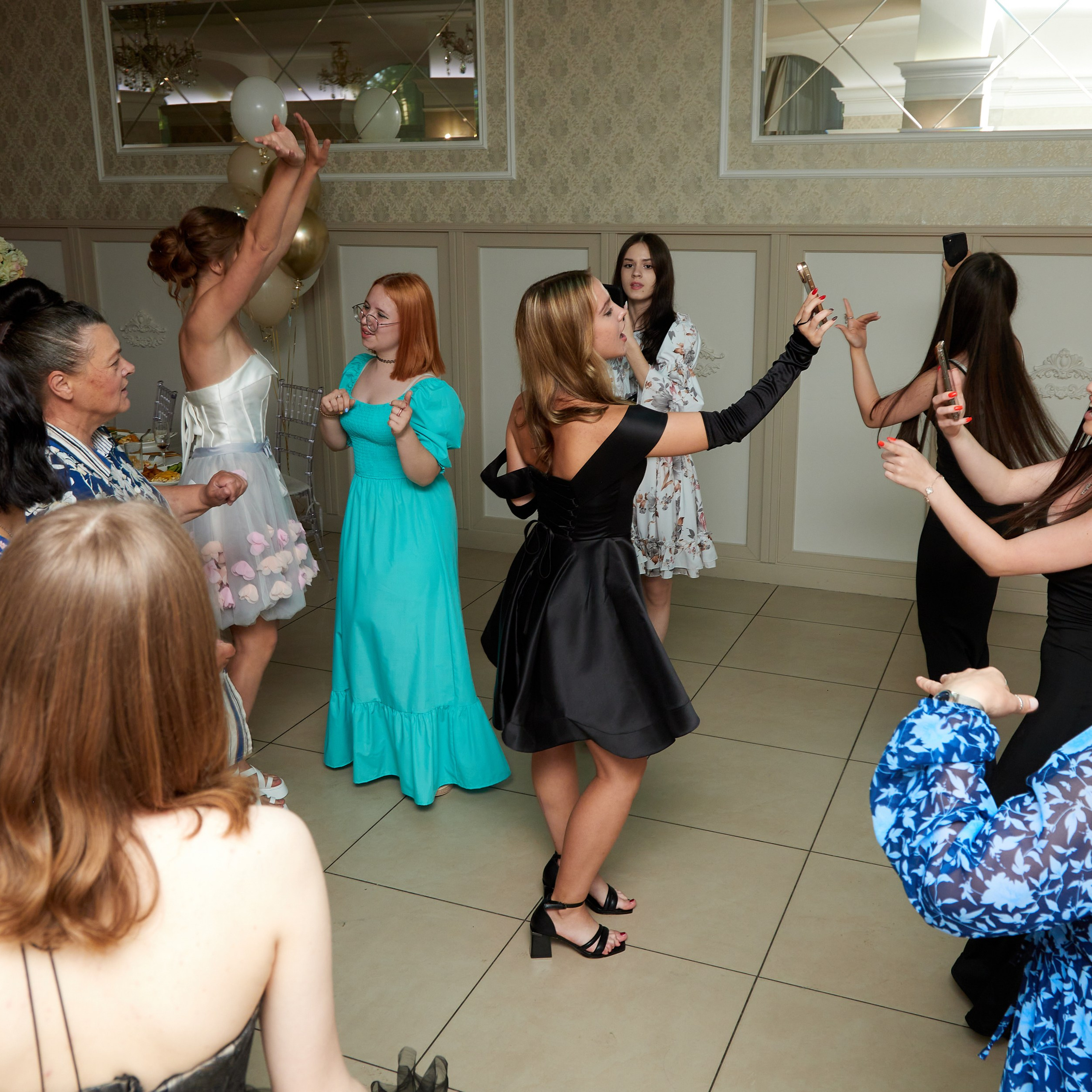 Выпускные старшеклассников