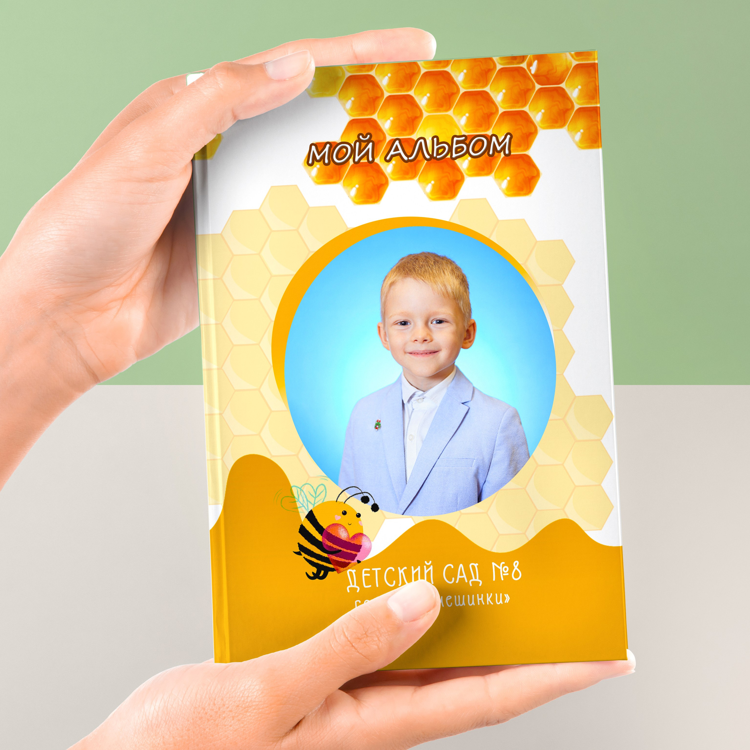 Выпускной альбом «Пчёлки» 21×30-5 разворотов (10страниц), цена 4700р.