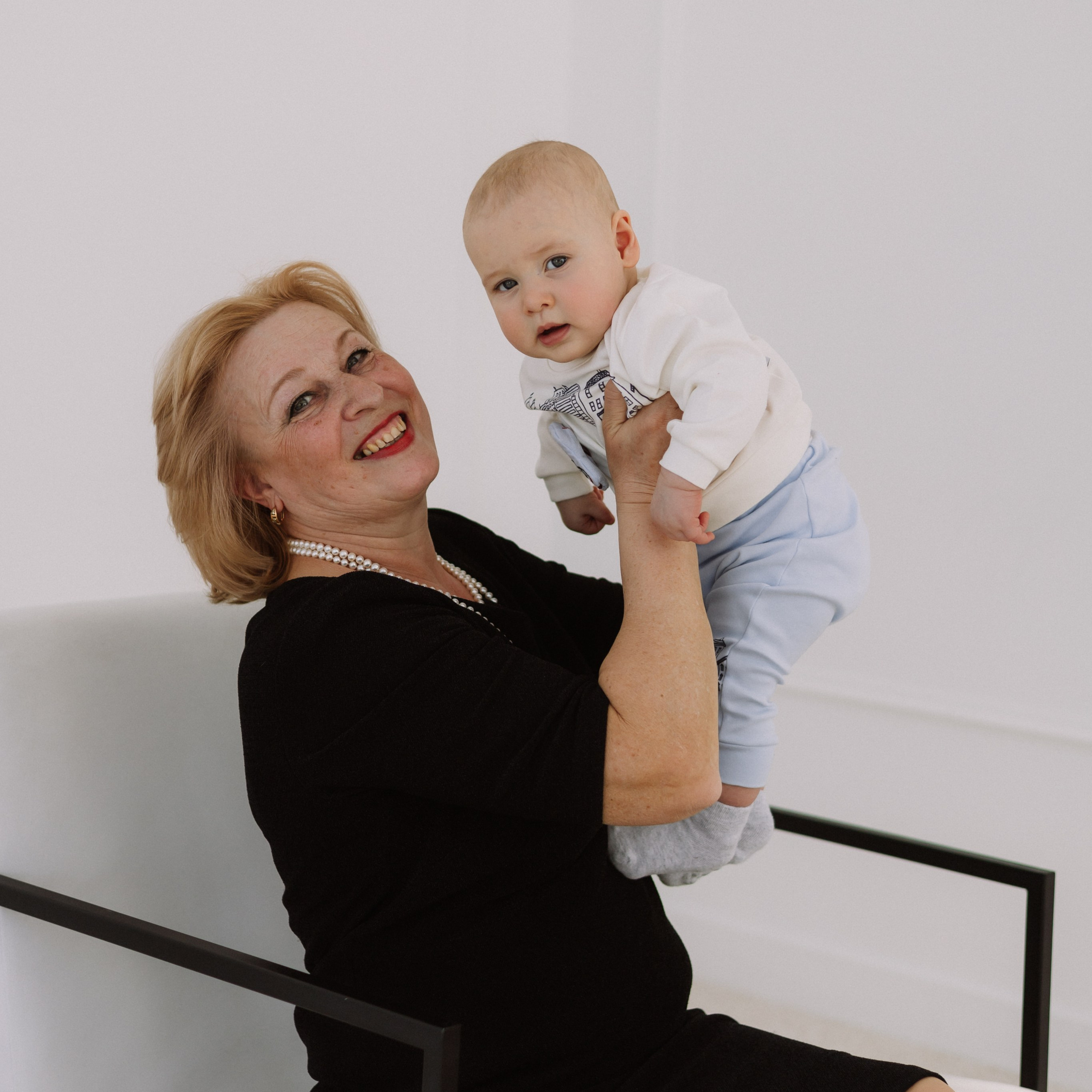 Студийная. Большая семья. Фотограф Уфа Башкирия Мухаметянова Алина. Свадебный семейный портретный