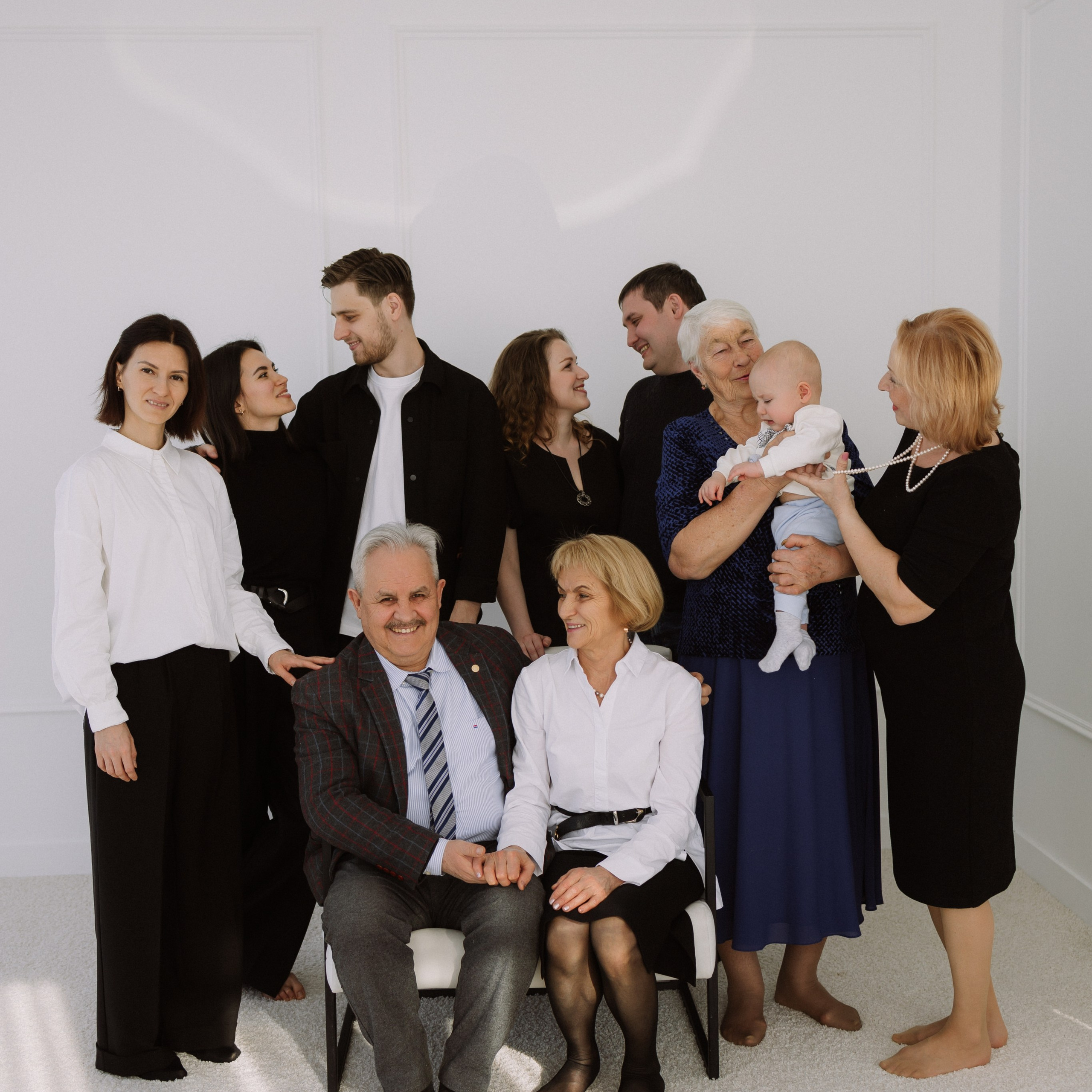 Студийная. Большая семья. Фотограф Уфа Башкирия Мухаметянова Алина. Свадебный семейный портретный