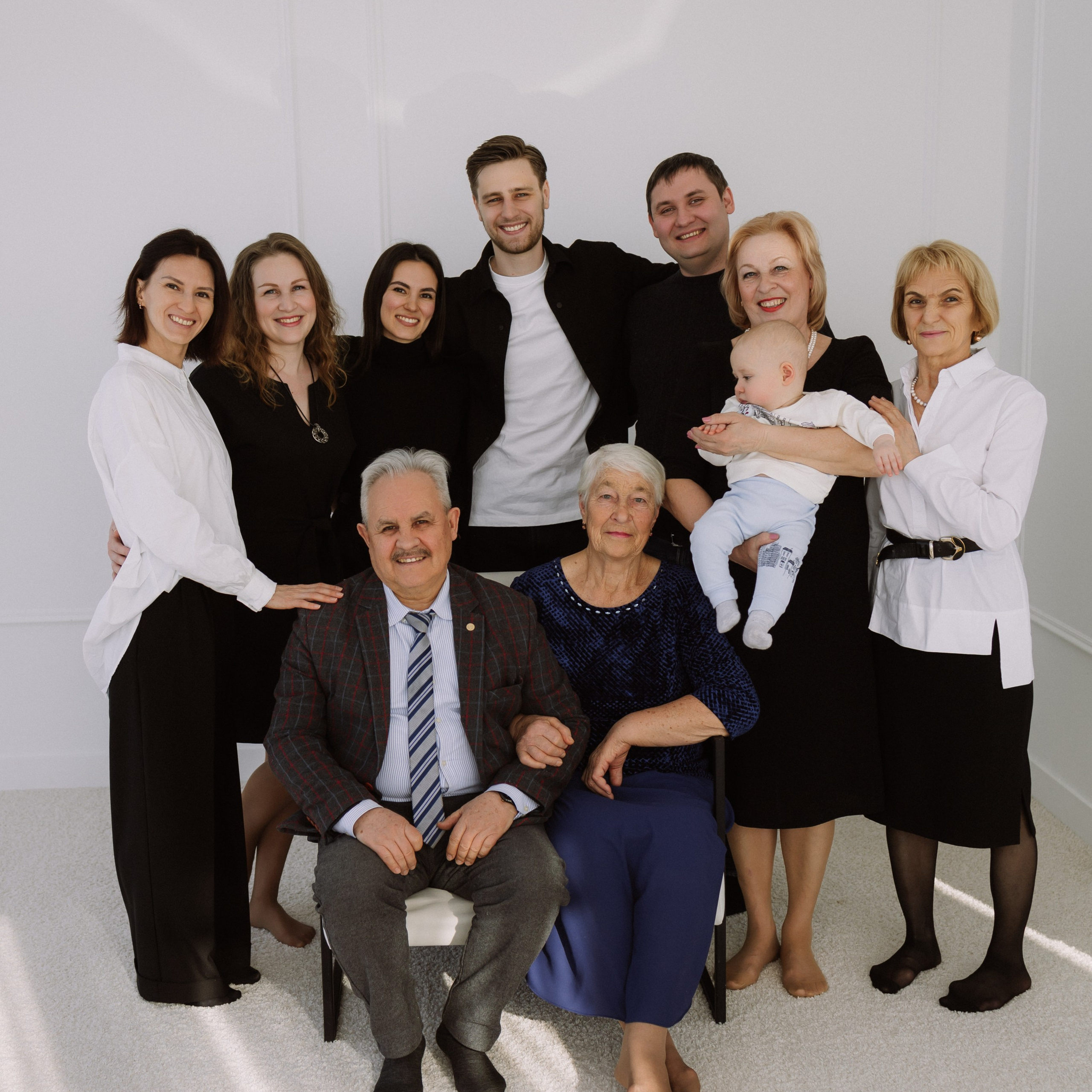 Студийная. Большая семья. Фотограф Уфа Башкирия Мухаметянова Алина. Свадебный семейный портретный