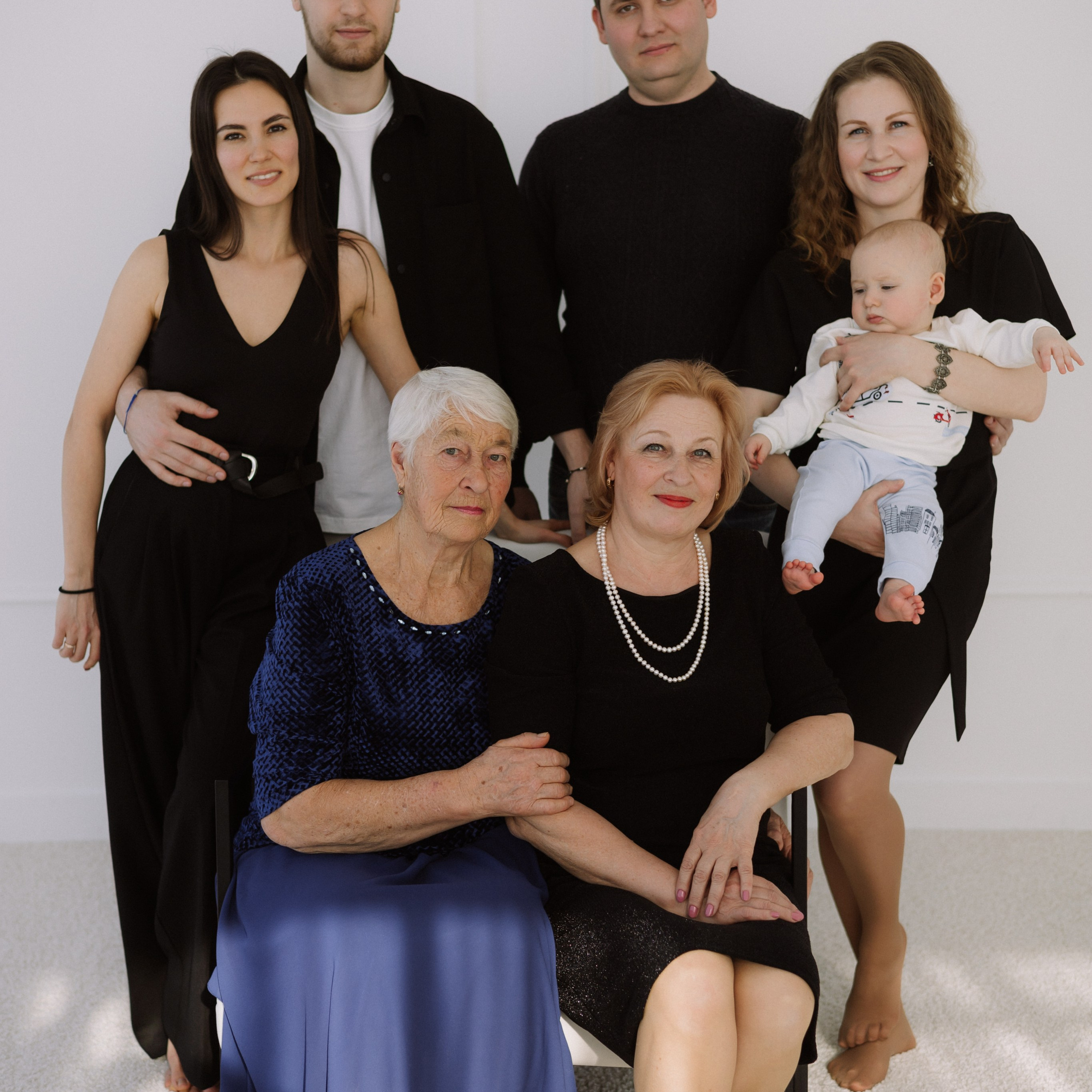 Студийная. Большая семья. Фотограф Уфа Башкирия Мухаметянова Алина. Свадебный семейный портретный