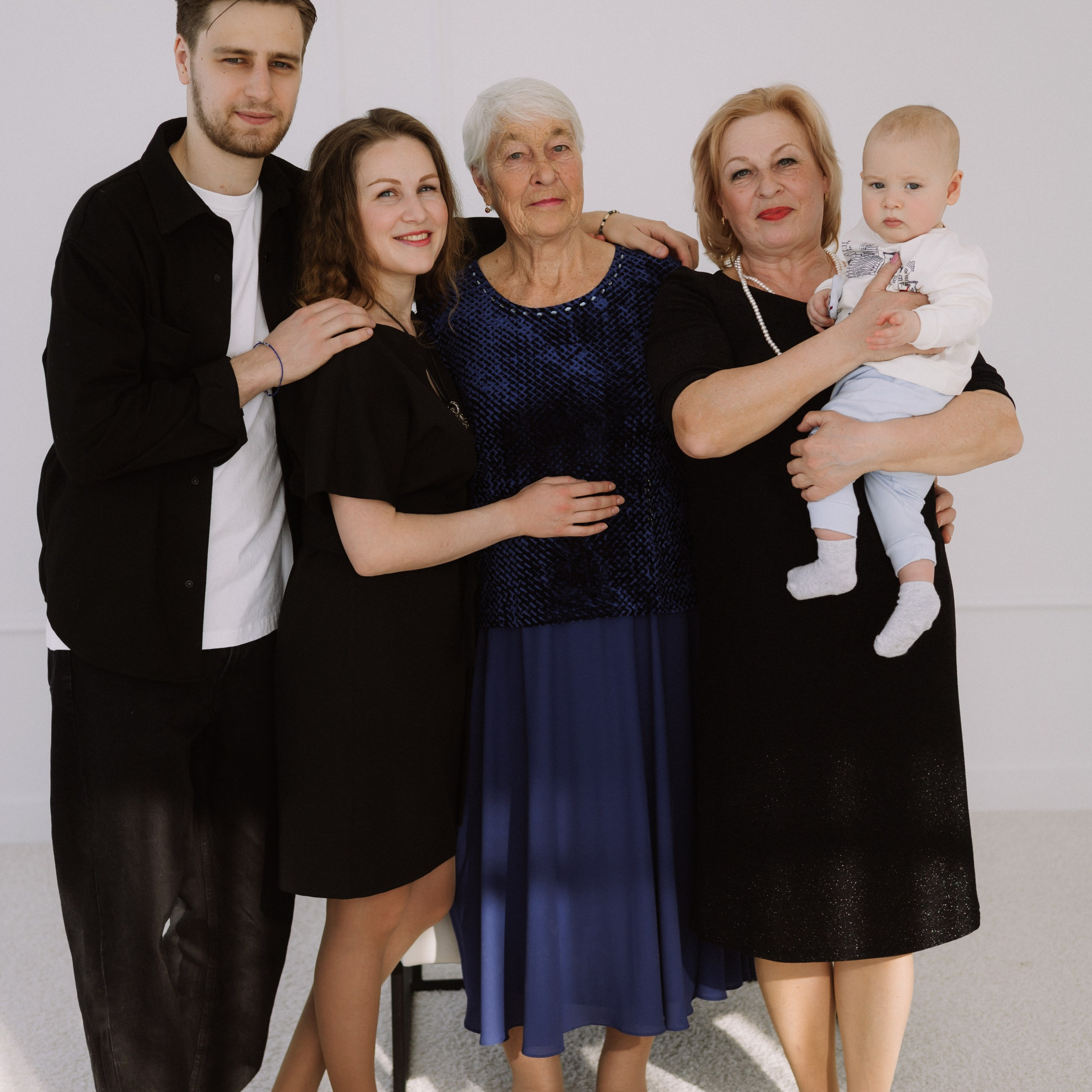 Студийная. Большая семья. Фотограф Уфа Башкирия Мухаметянова Алина. Свадебный семейный портретный