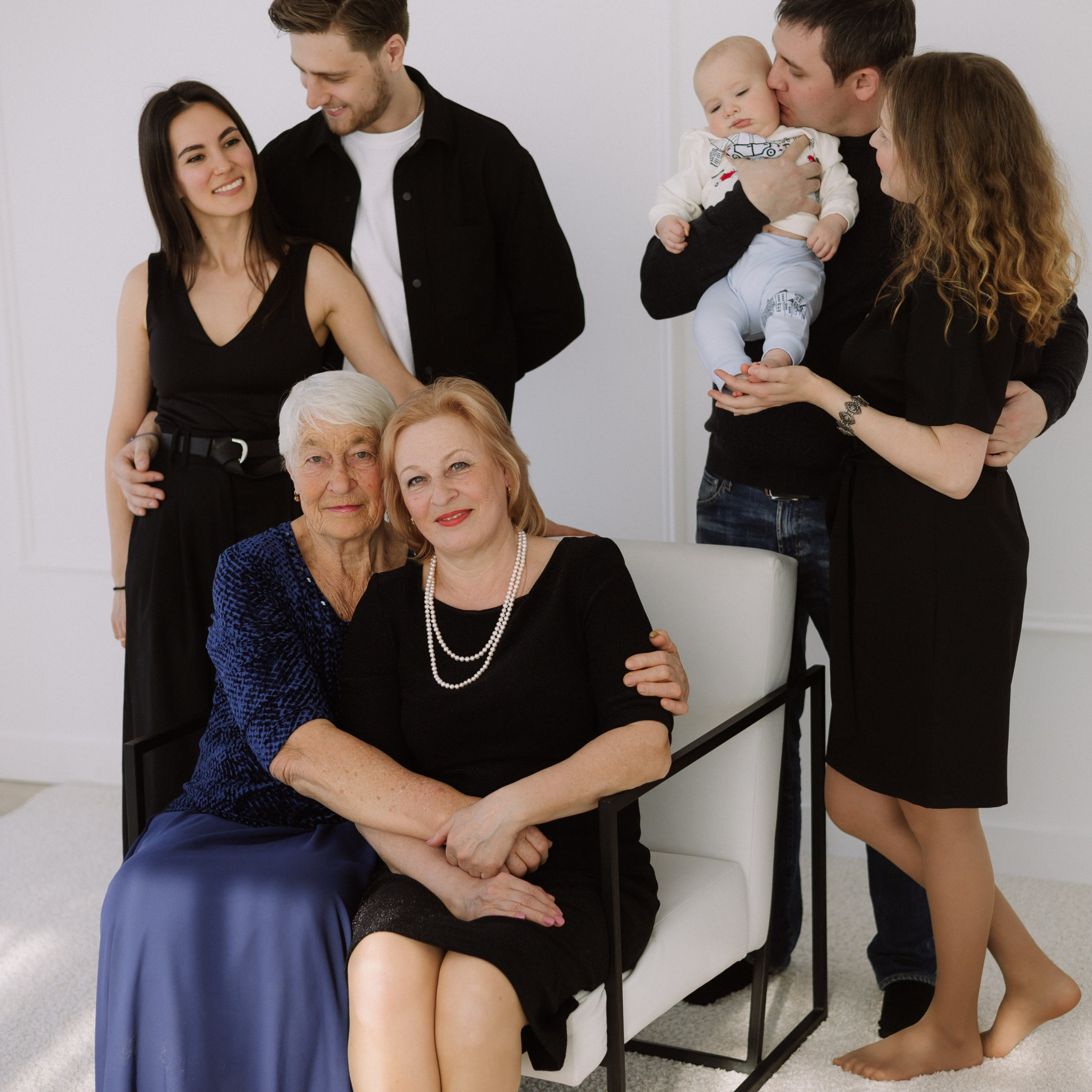 Студийная. Большая семья. Фотограф Уфа Башкирия Мухаметянова Алина. Свадебный семейный портретный