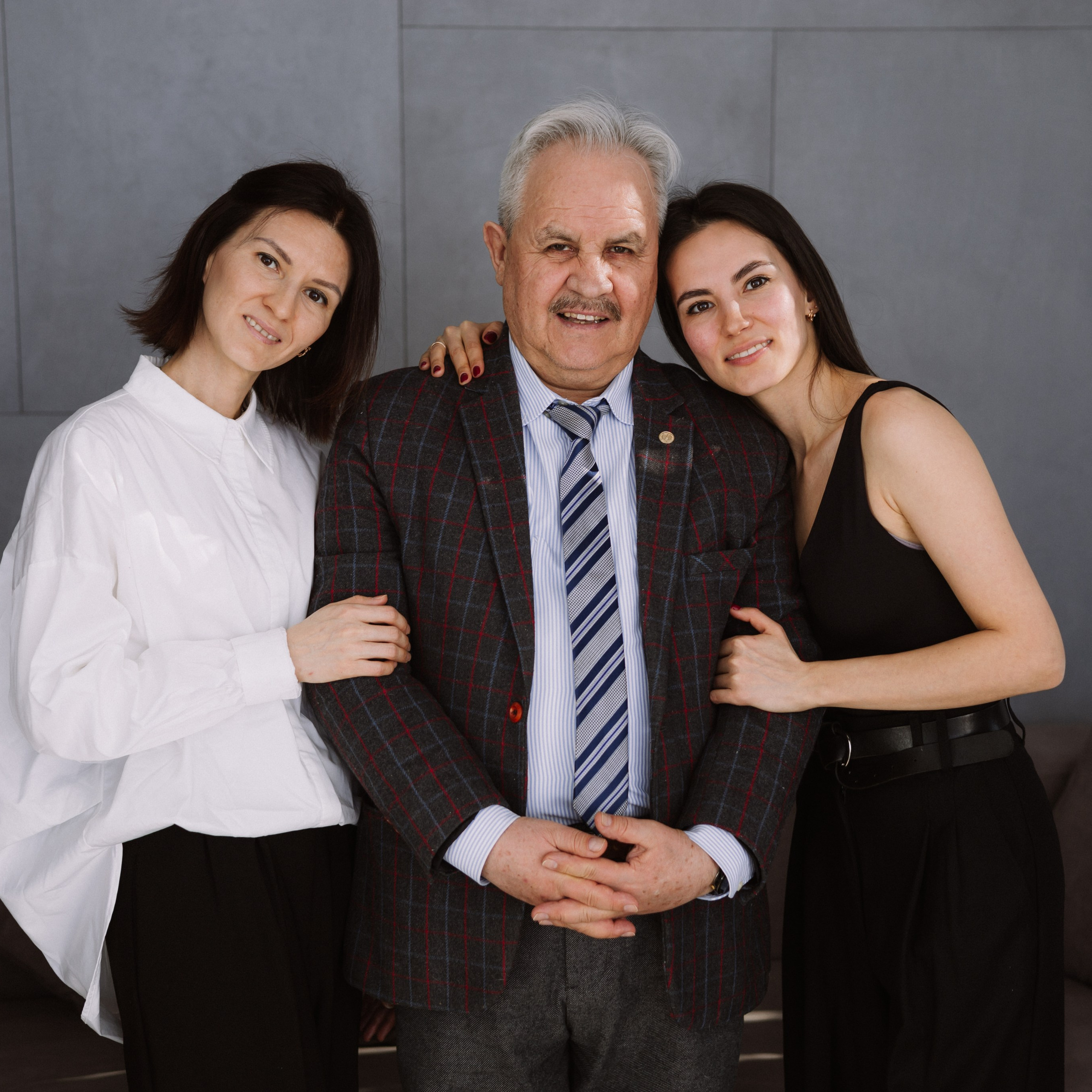 Студийная. Большая семья. Фотограф Уфа Башкирия Мухаметянова Алина. Свадебный семейный портретный