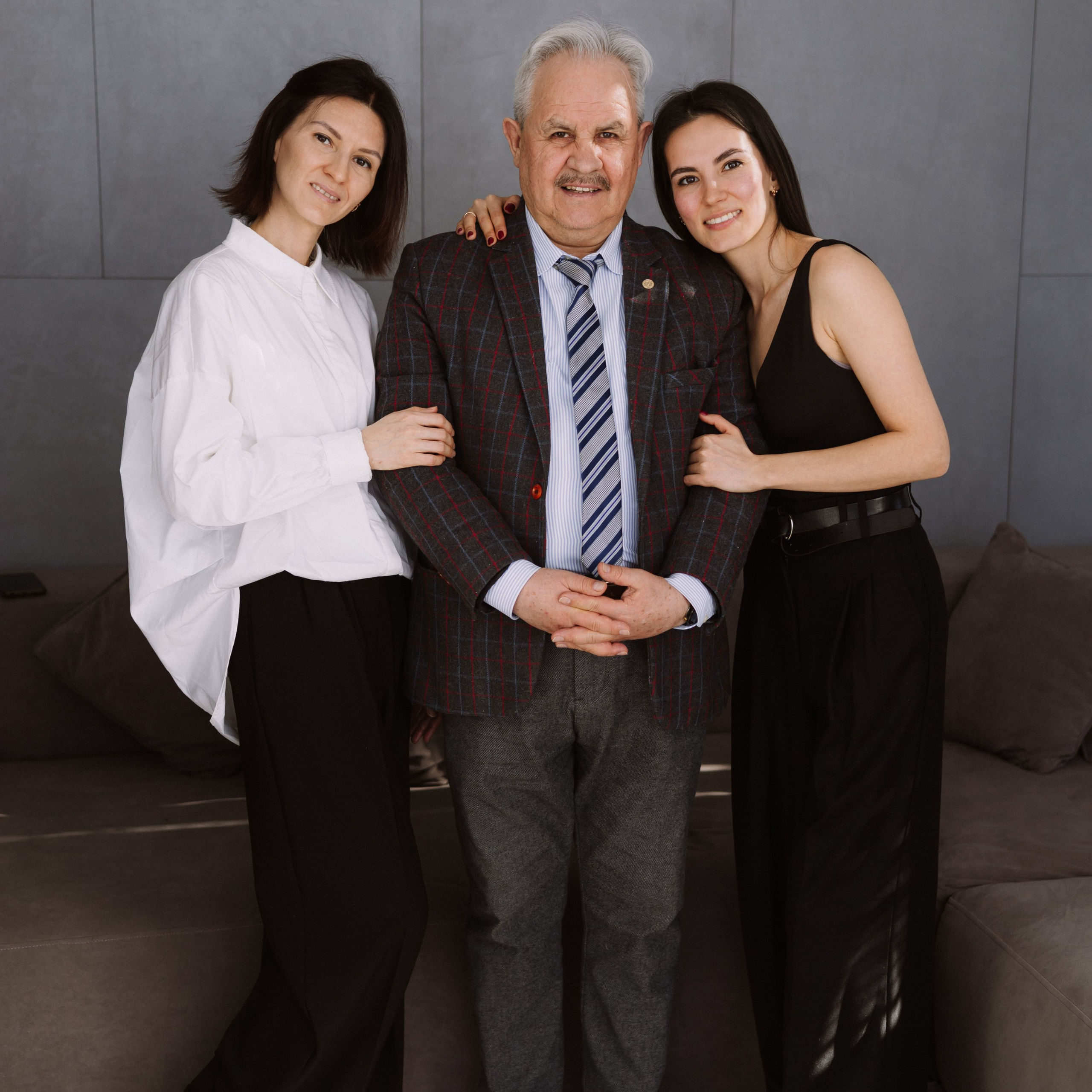 Студийная. Большая семья. Фотограф Уфа Башкирия Мухаметянова Алина. Свадебный семейный портретный