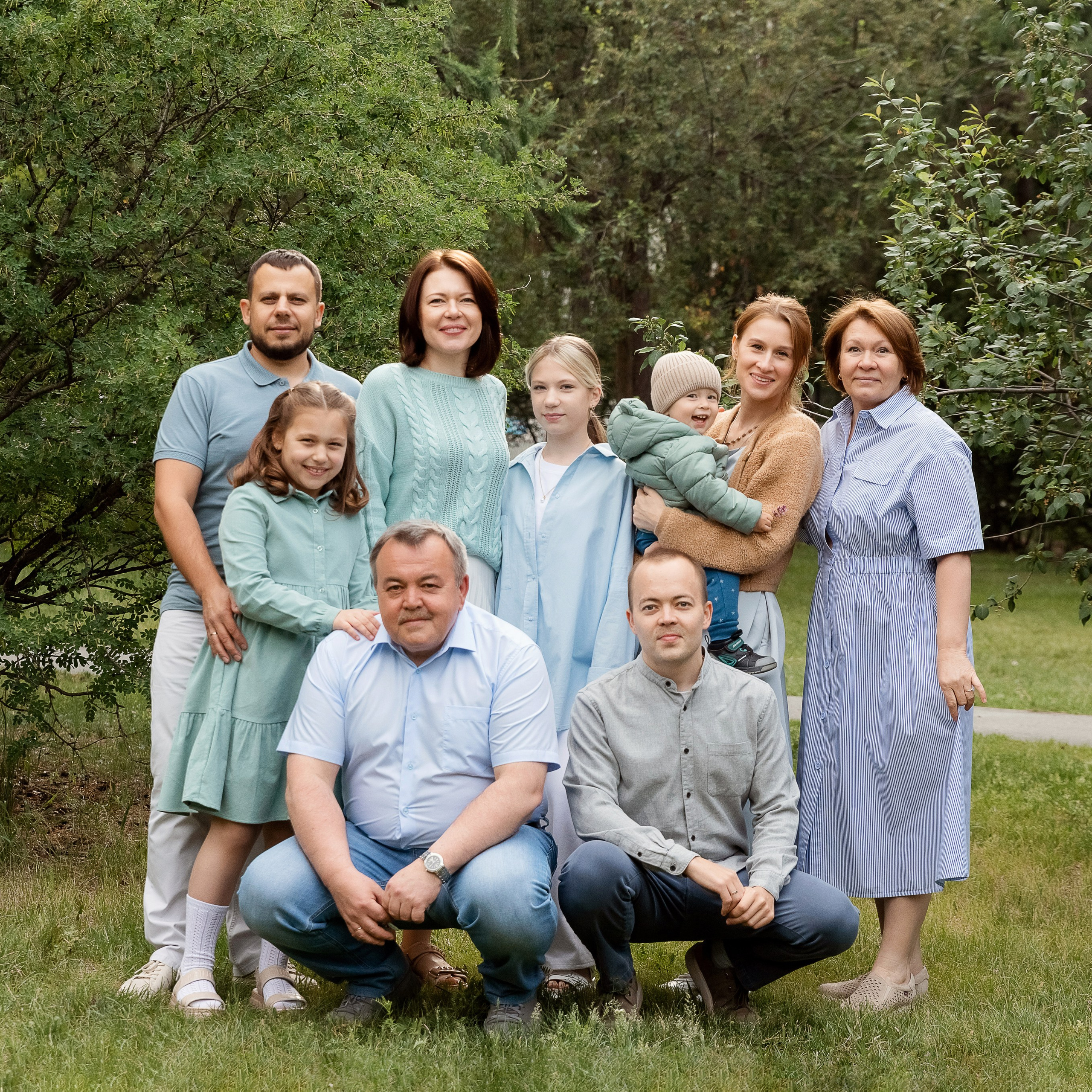 Съемка большой семьи на улице