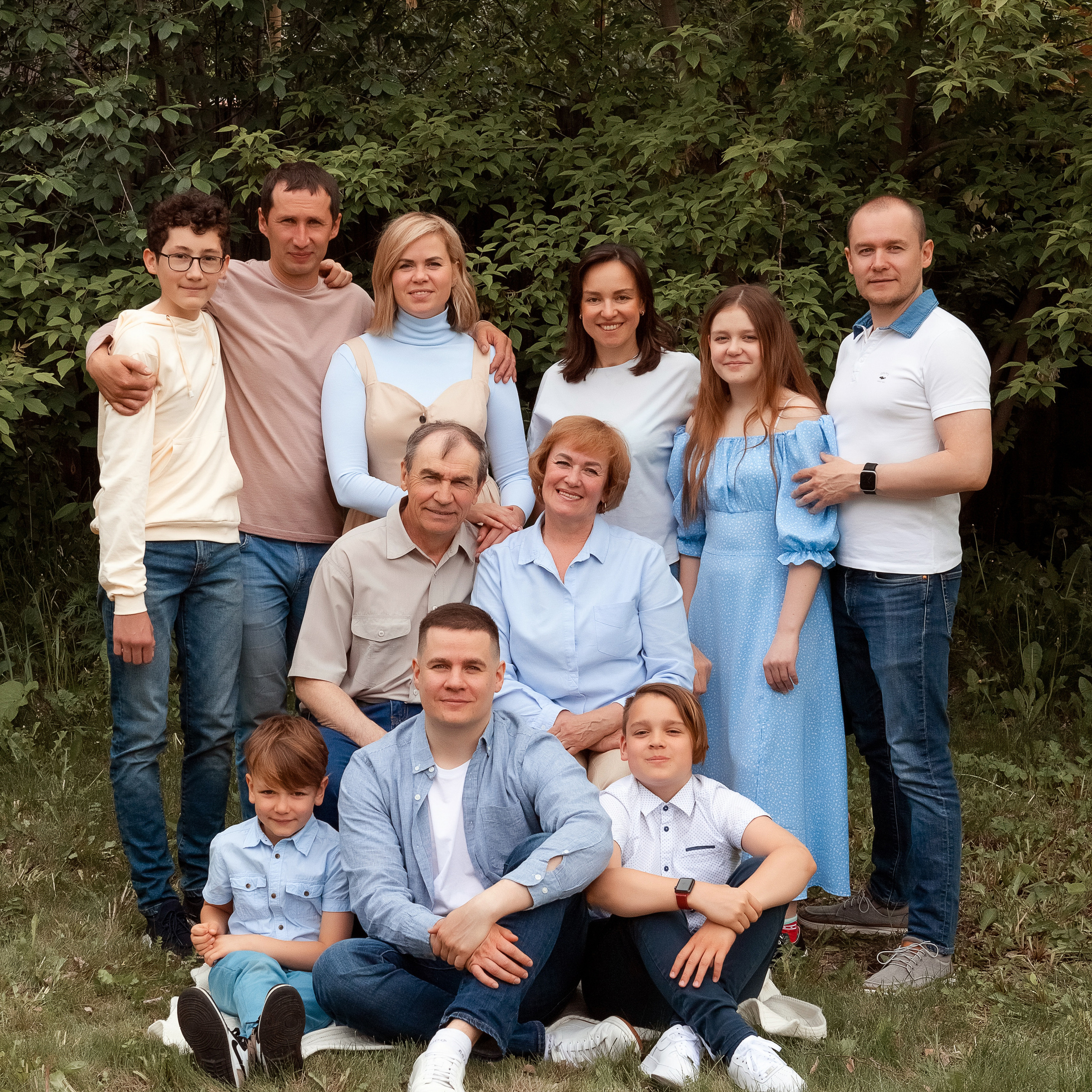 Съемка большой семьи на улице