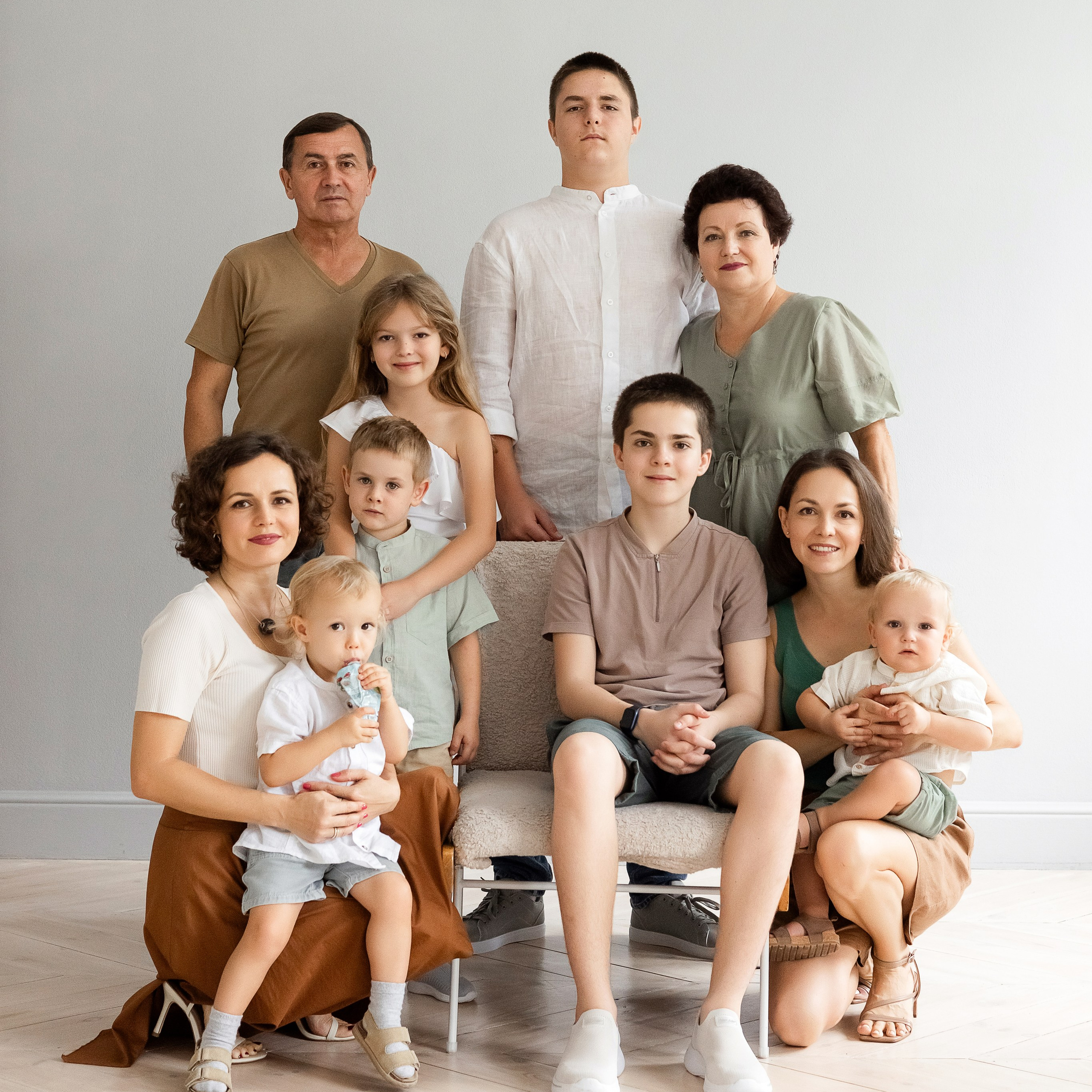 Съемка большой семьи в студии Villa Nina